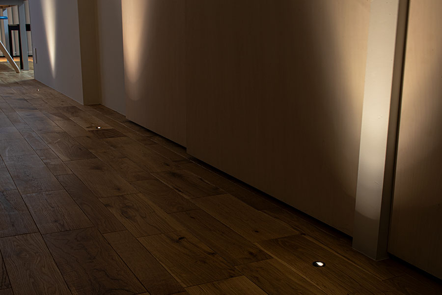 床に埋め込んだアッパーライトが、下から上に向けて光を放つ。