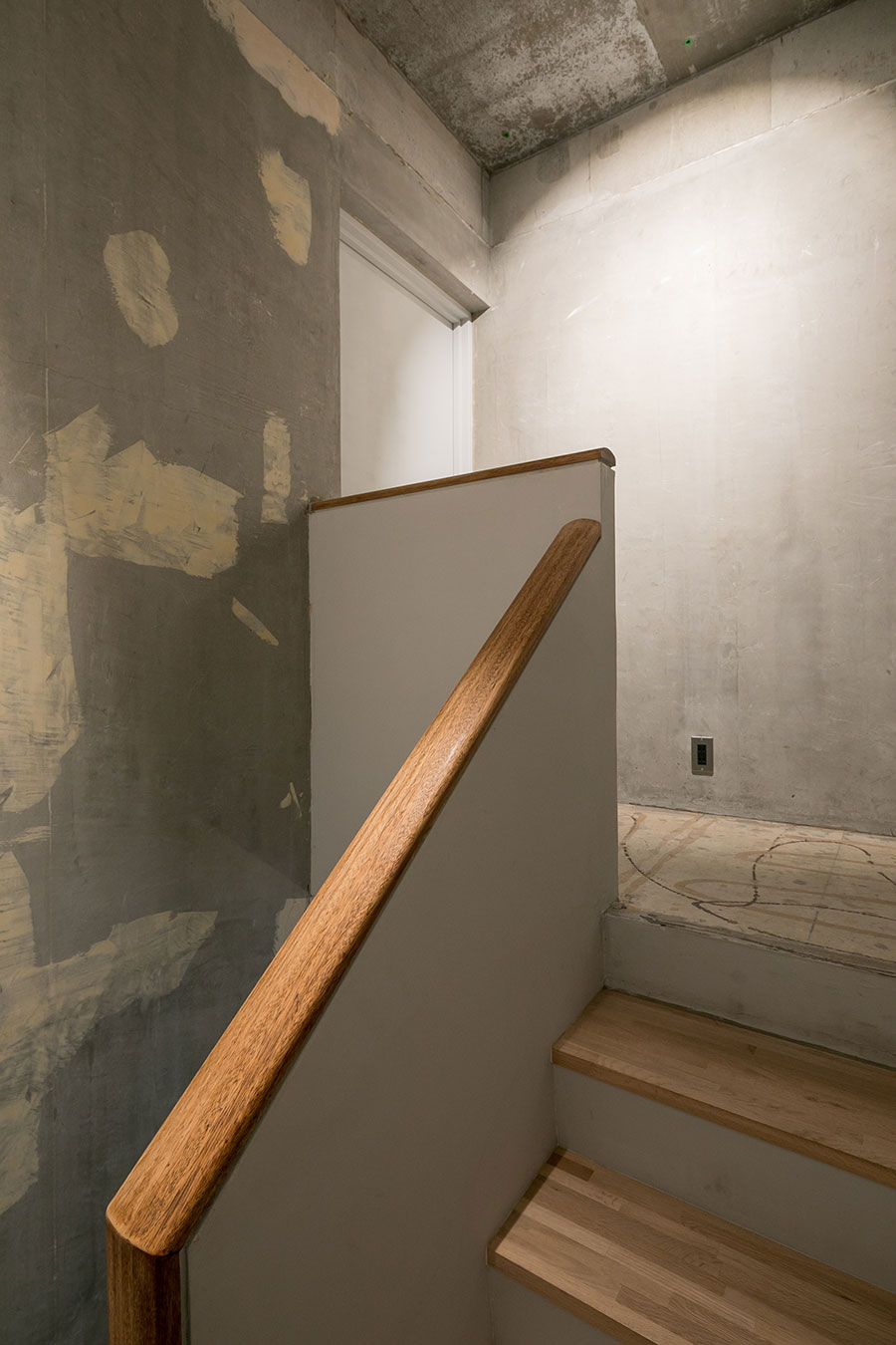 階段は既存のものを利用。躯体現しの壁や床がアート作品のよう。
