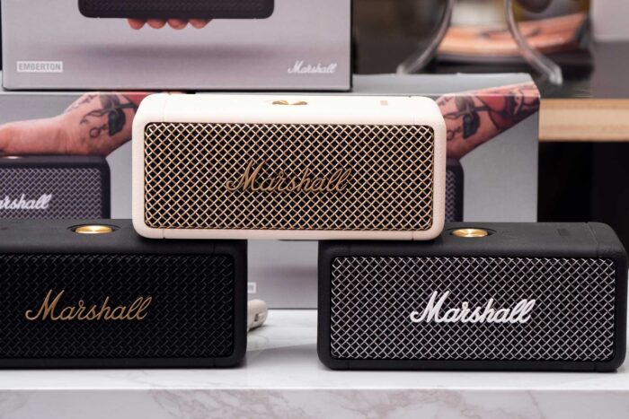 Bluetoothスピーカー「Marshall Emberton」￥24,980。コンパクトで持ち運べるのに高音質、大音量が体感できる。アンプメーカー「Marshall」のロゴも人気。