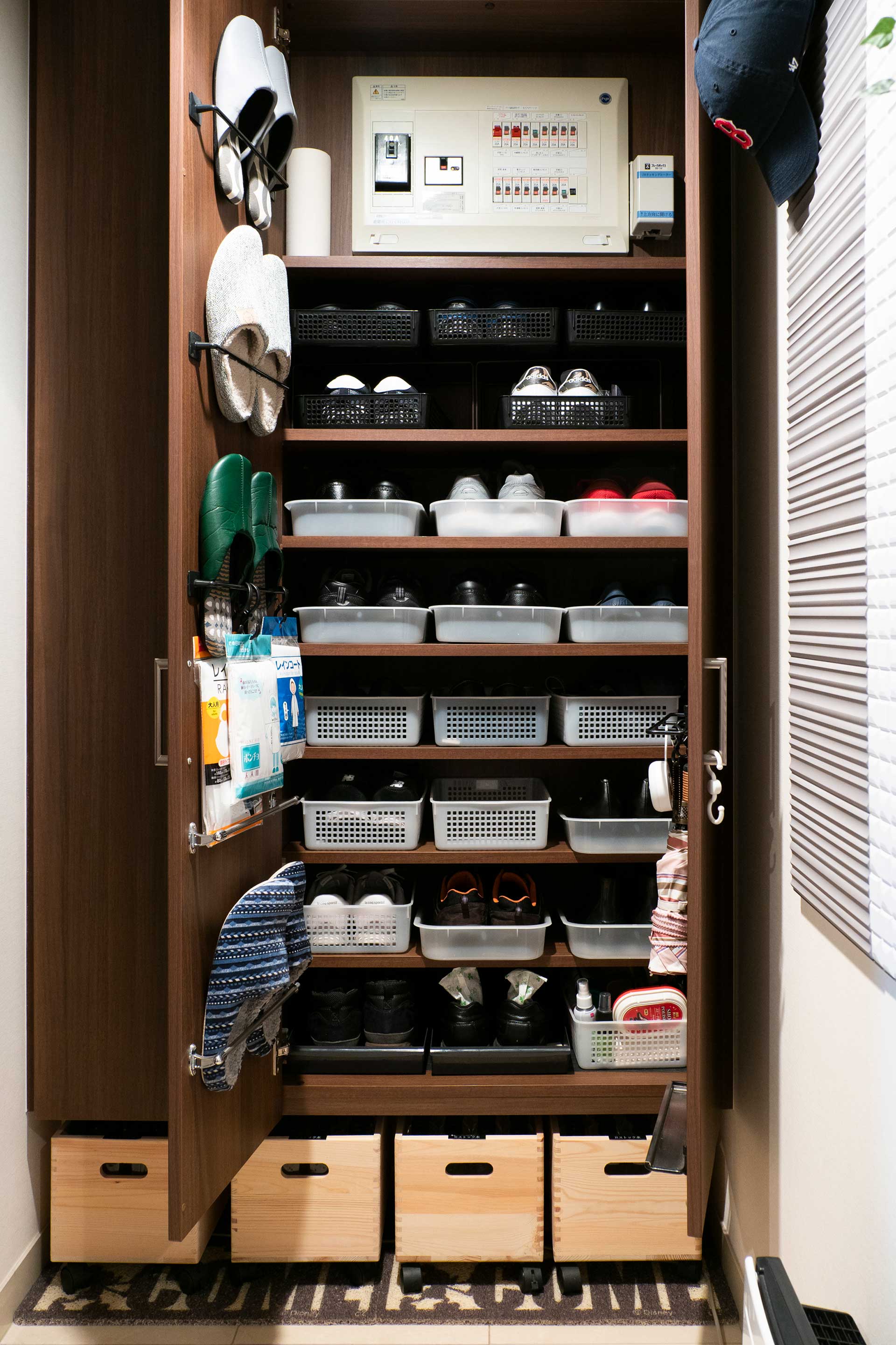 シューズクローゼットの2/3に靴を収納。背の高さ順で、家族それぞれが使う棚板を決めている。１足ずつシューズストッカーに入れることで、掃除が楽に。