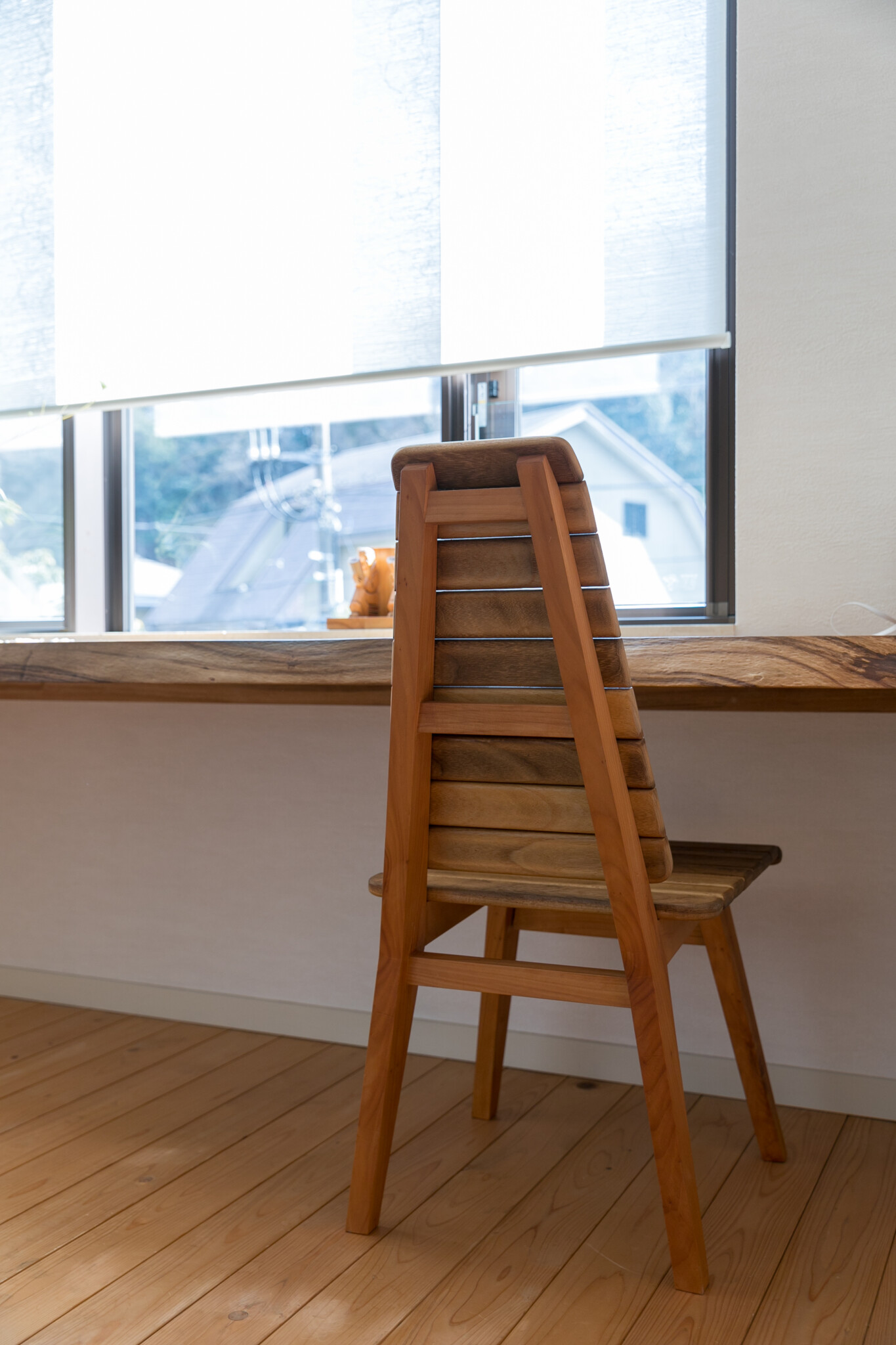 GAKUの造作椅子。和桐で作られており見た目に比べとても軽く使いやすい。