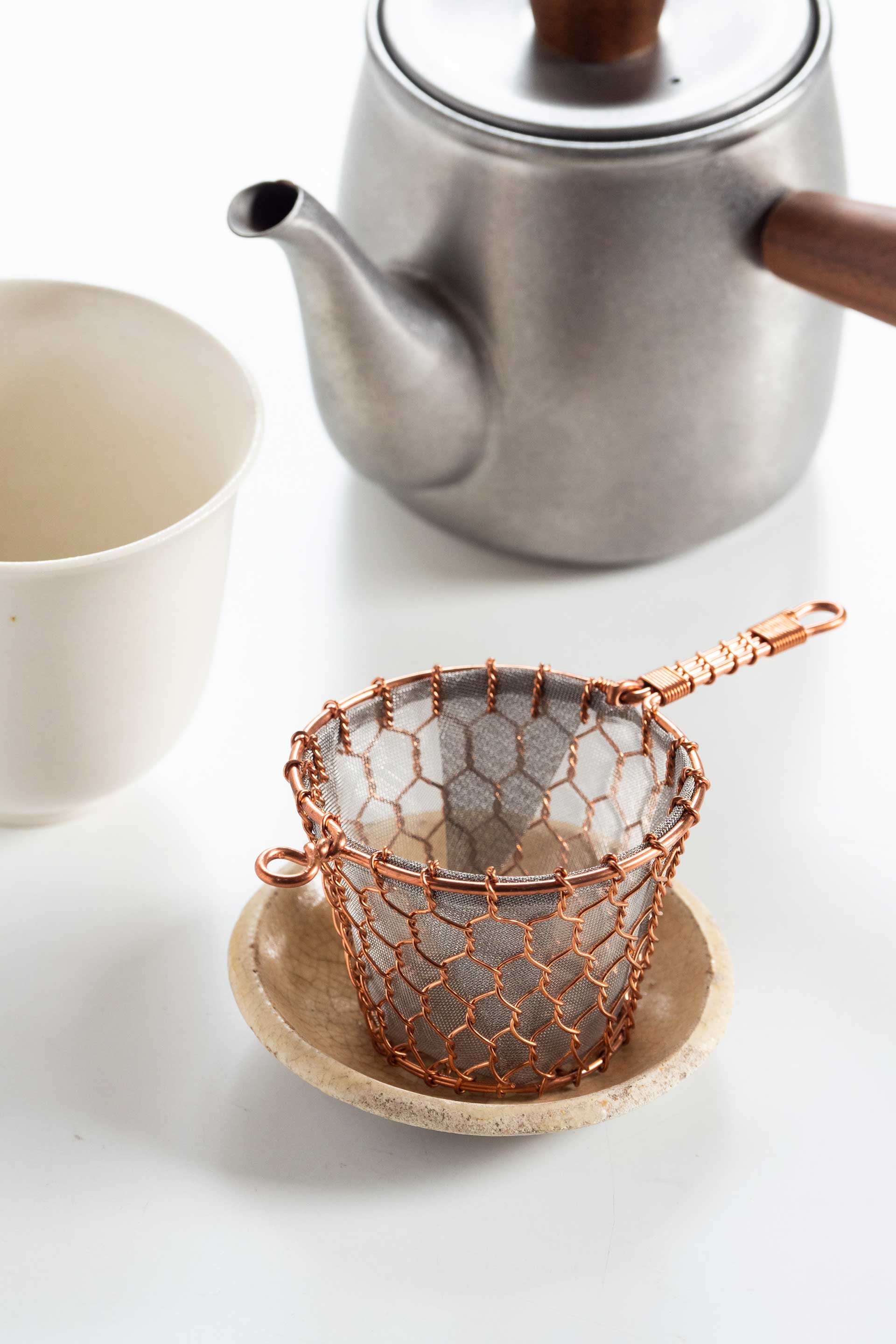 手編み銅茶こし (ミニ) ￥3,850。京都の鳥井金網工芸で制作。ステンレス製の茶器は￥5,500。