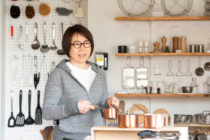 店主・土切敬子さん。工業工芸デザインを学び、テキスタイルの企画デザインなどを経て、お店をオープン。インスタフォロワー数2.2万人超。