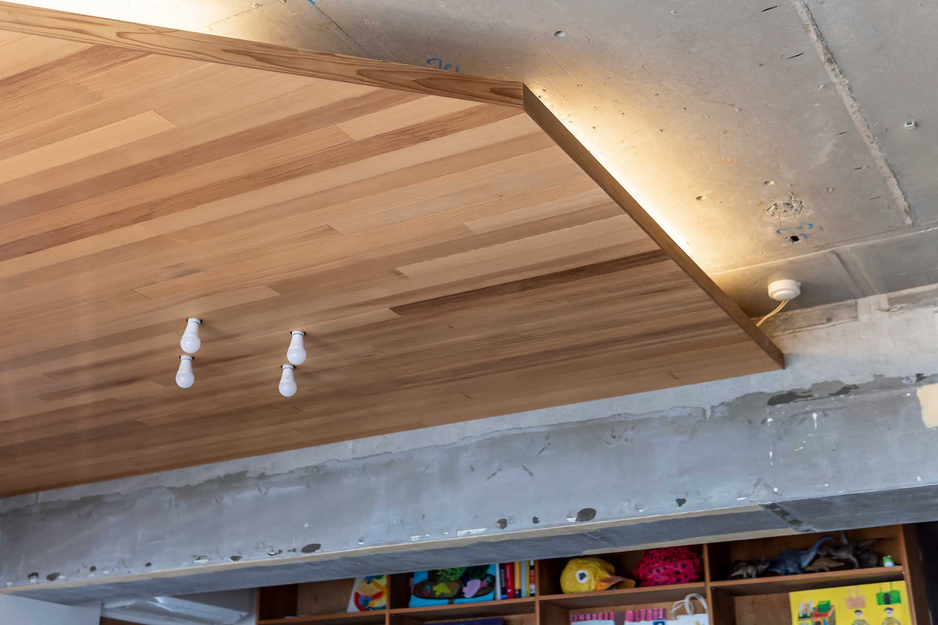 天井の一部に木材を使い、内部には間接照明を仕込んだ。