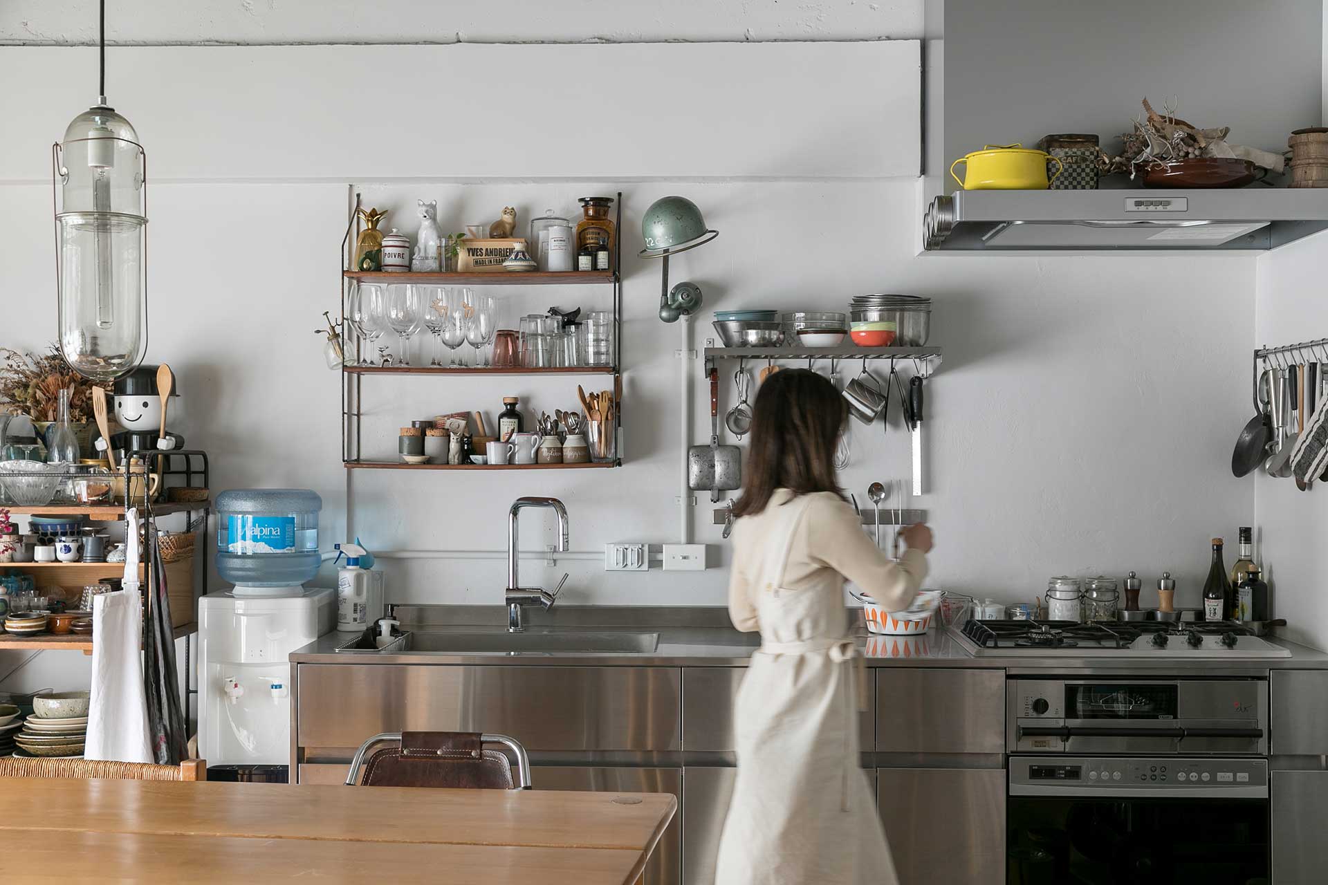 ヘアライン加工されたLA-ARCHITECTSのステンレスのキッチンにはオーブンをビルトイン。「いつも業務用の食洗機を使っていて、家庭用は遅く感じてしまうので食洗機は入れませんでした」