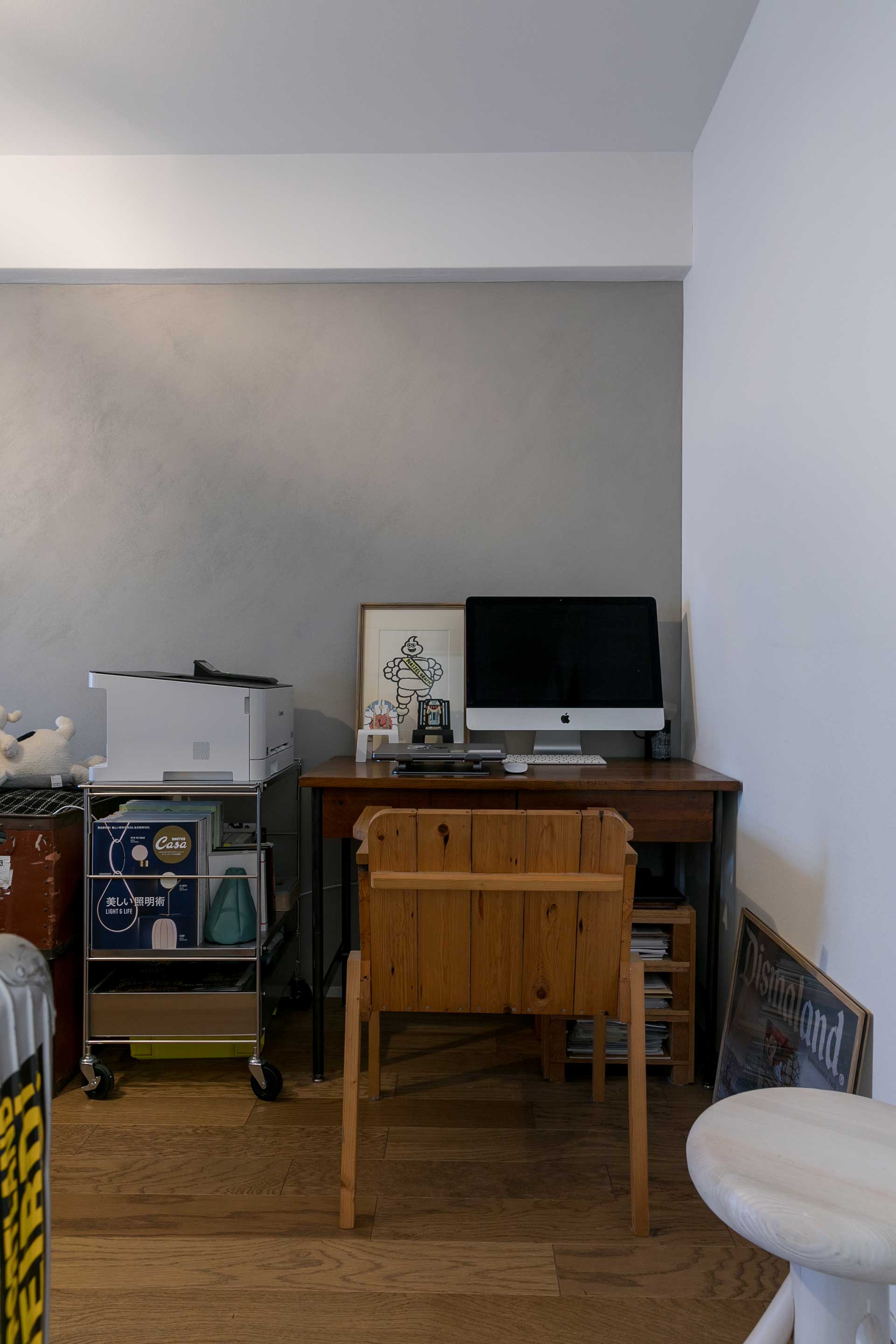 寝室兼書斎の壁は、ポーターズペイントのグレーをDIYで。「壁紙を剥がすのが大変でした」