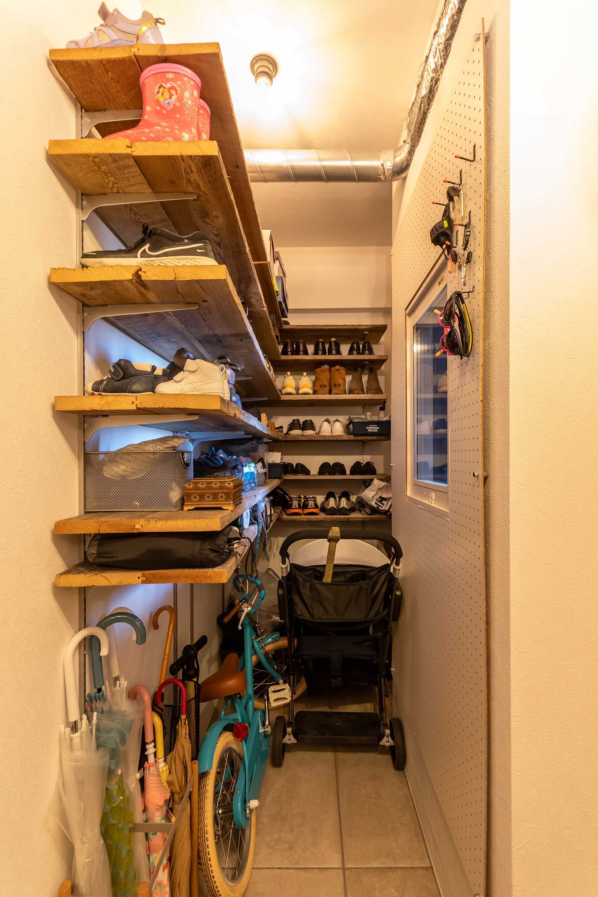 玄関横のスペースには、古材を渡して靴の収納棚に。