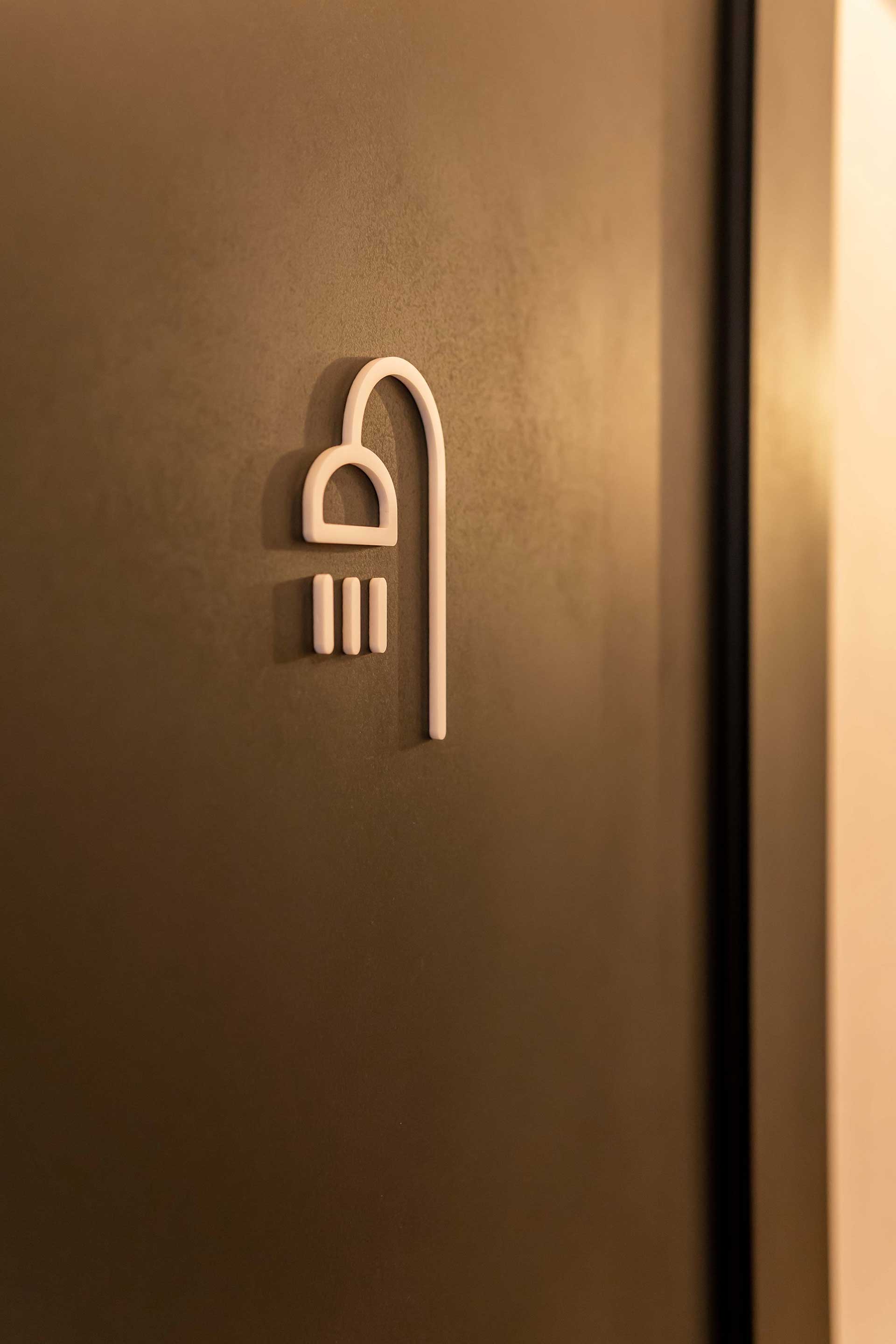 トイレや浴室のドアにはピクトサインを貼って。