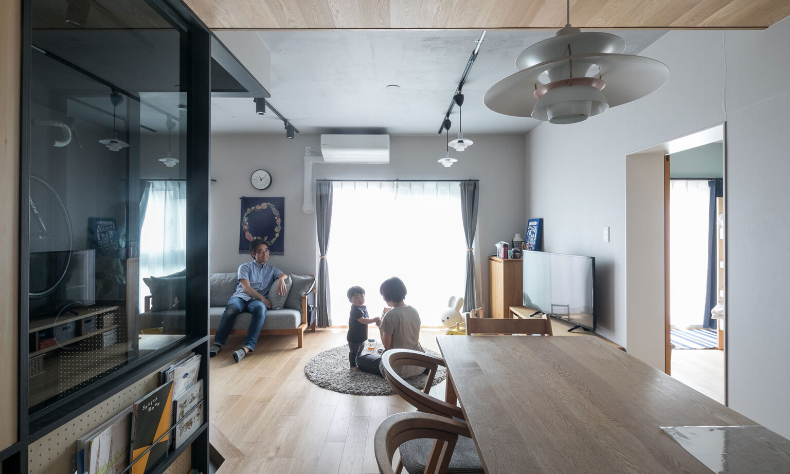 家族4人が暮らす快適な住まい 家族のライフスタイルに寄り添うおおらかな住空間 | ToKoSie ー トコシエ