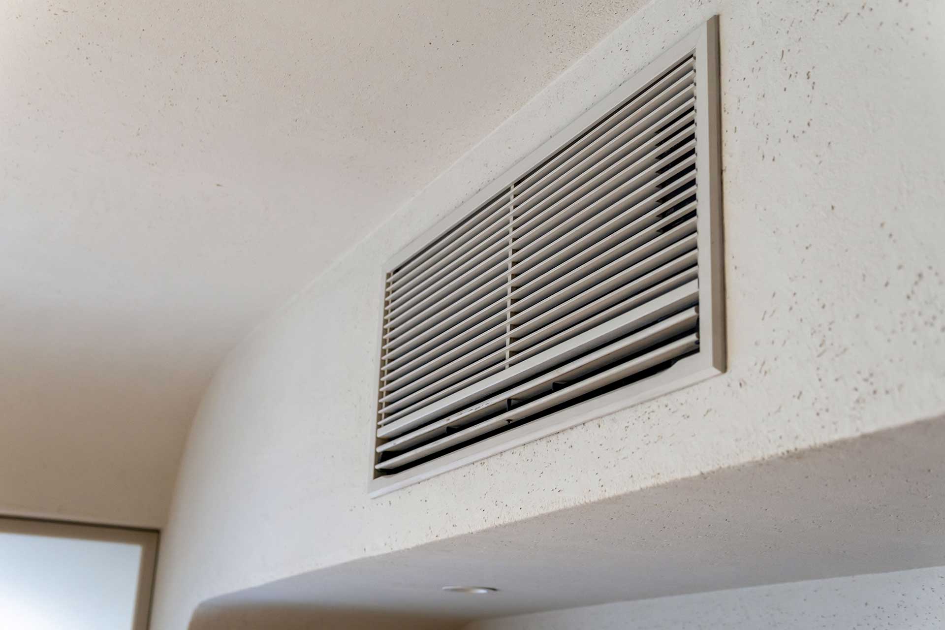 エアコンは天井に埋め込んで、すっきりとした印象に。