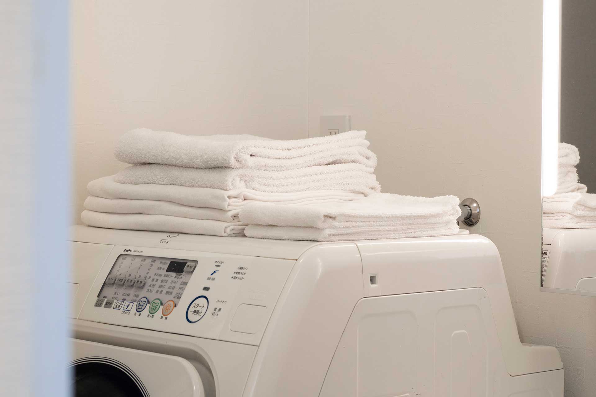 タオルは動線上ベストな洗濯機の上に、そのまま置いておくのが手間要らず。