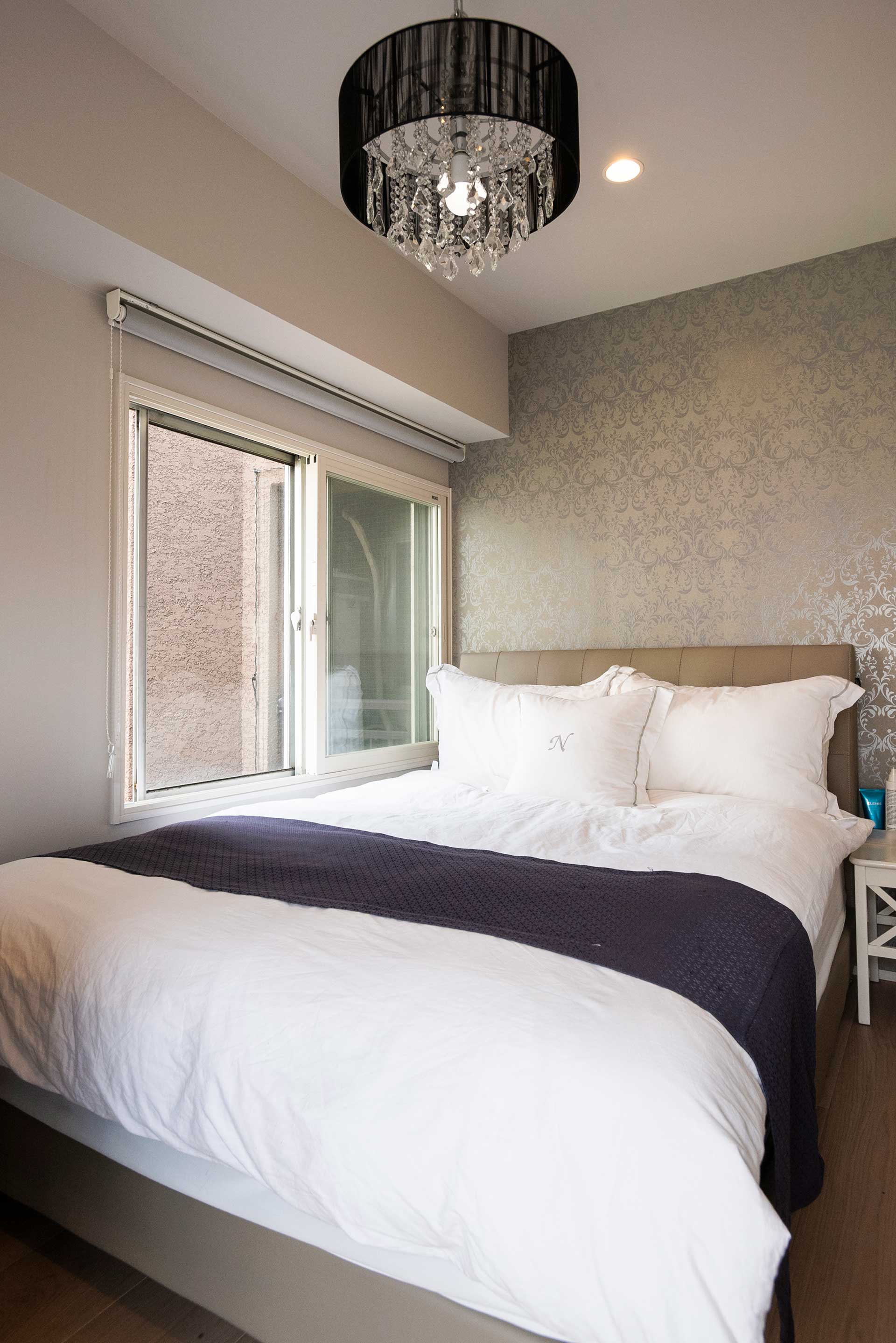 ベッドルームは壁紙を選び、ベッドメイキングなどホテルライクにコーディネート。