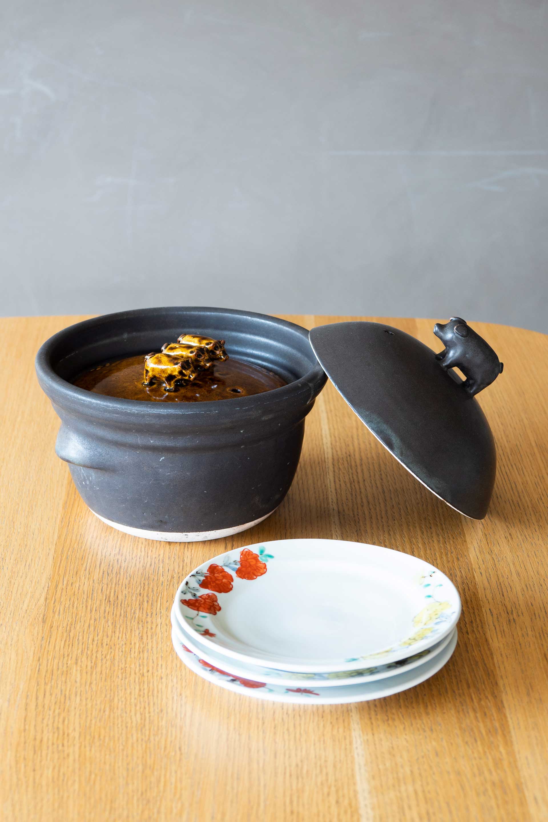 食器は美濃焼を中心に揃えている。ご飯やおかゆがおいしく炊ける土鍋は、岐阜県土岐市の「ま工房」。絵付けが美しい手前のお皿は、石川県「九谷青窯」のもの。
