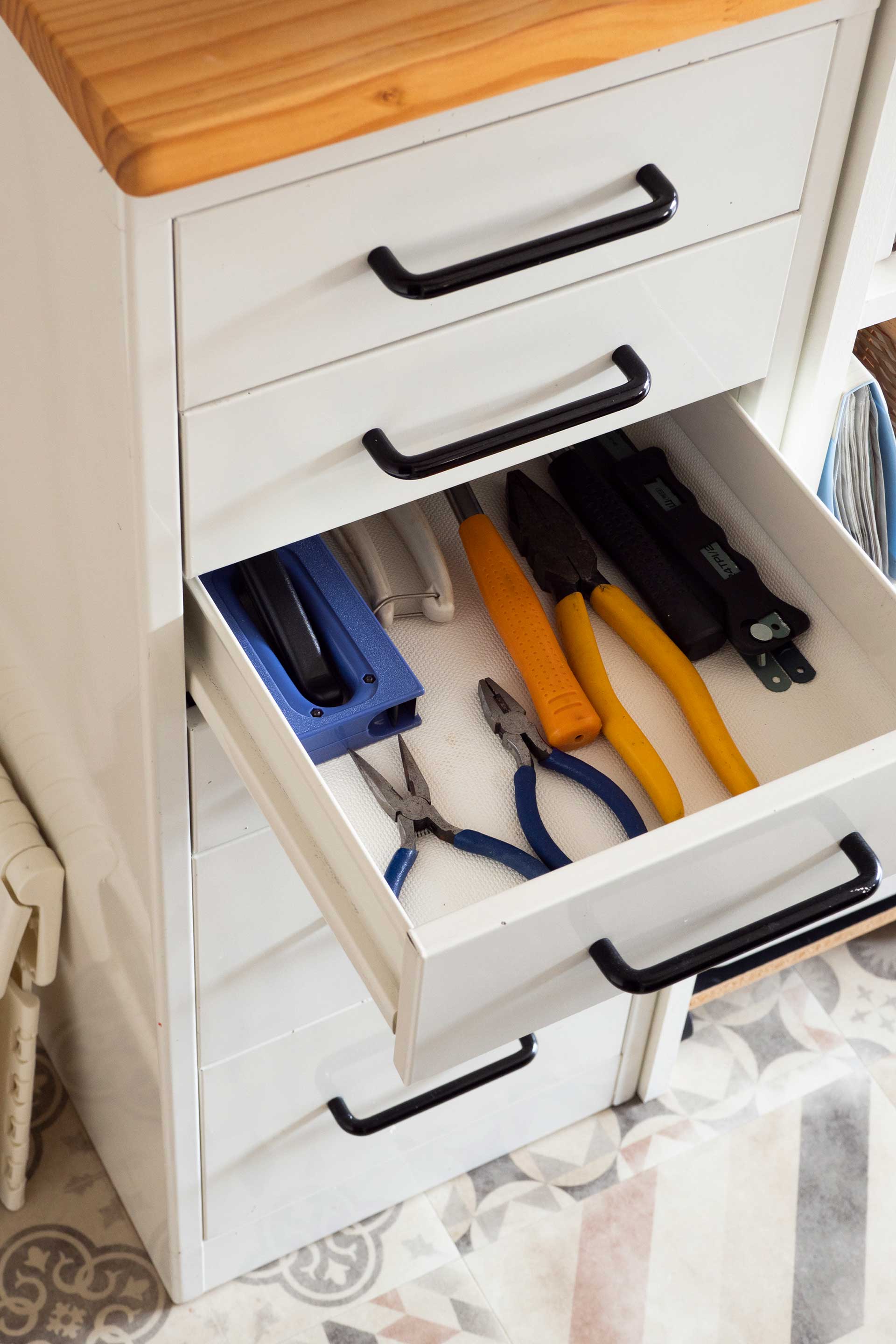 よく使う工具をキッチンの取り出しやすい位置に。ゆるんだネジなどにさっと対応できる。