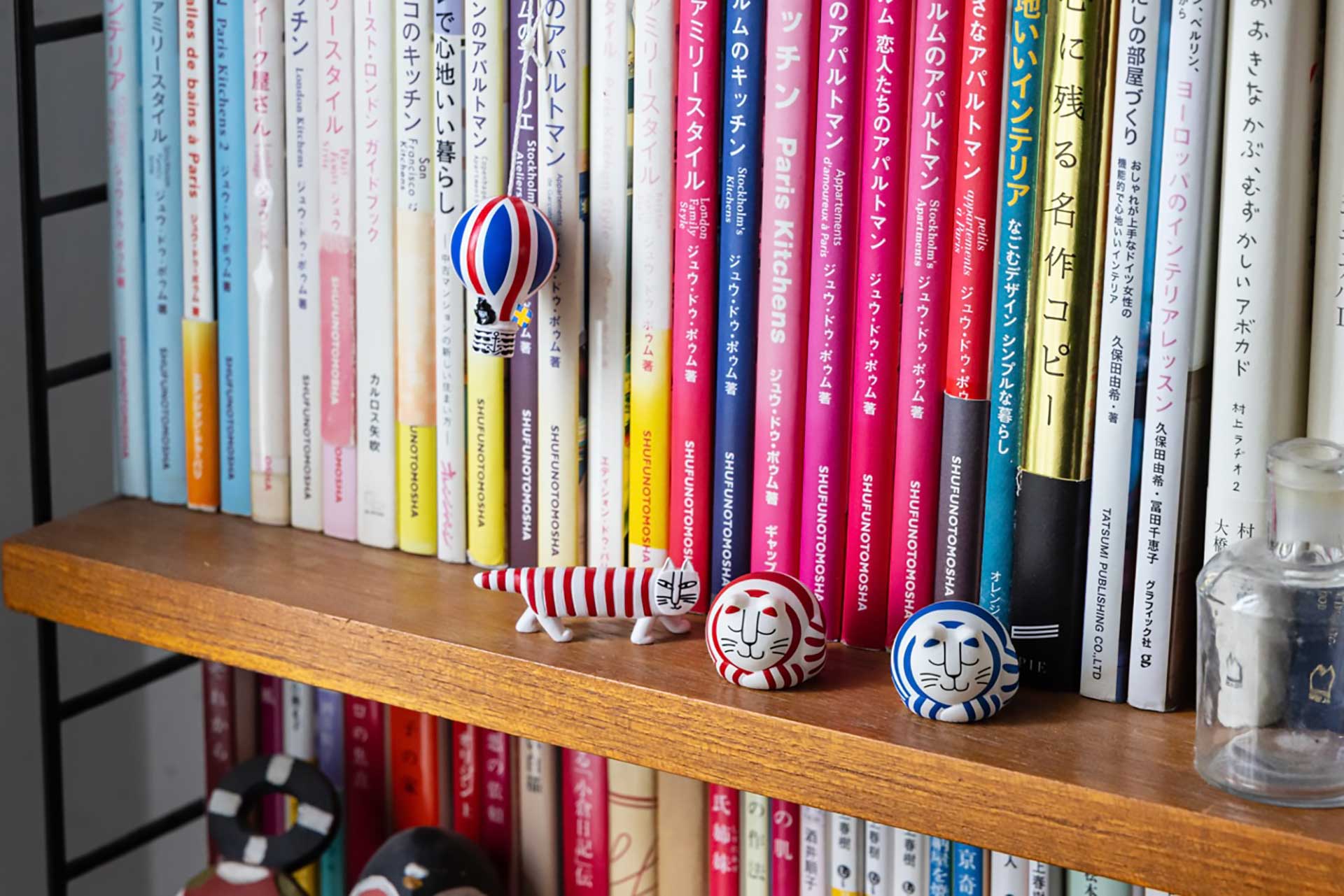 小さなフィギュアは、本棚の隙間などのちょっとしたスペースに飾れるのが魅力。カラフルな猫マイキーやルドフルは、明るくハッピーな気分にしてくれる。カプセルＱミュージアム リサ・ラーソン ミニュチュアファブリカ　ルドルフ(青・赤)・マイキー・気球　全高約50mm　カプセル商品一回500円　©LISA LARSON