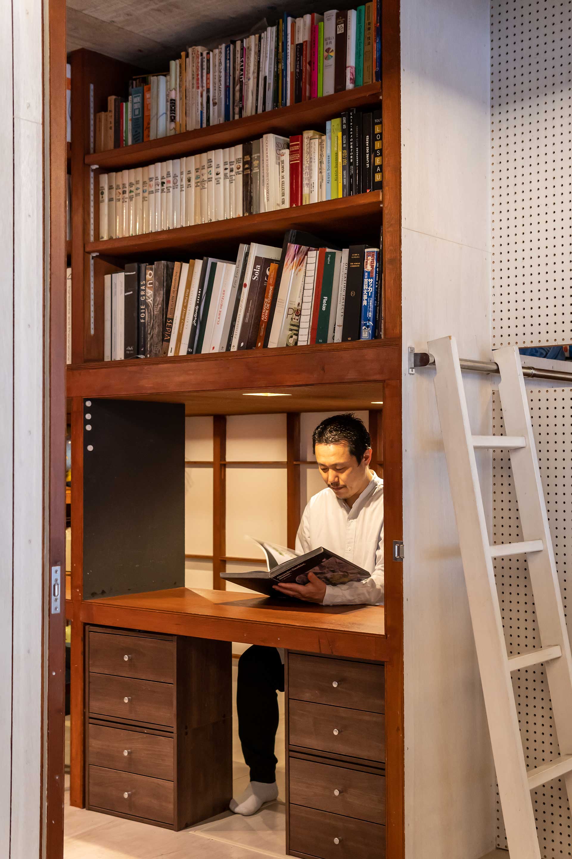 本棚と一体化した造作のデスク。