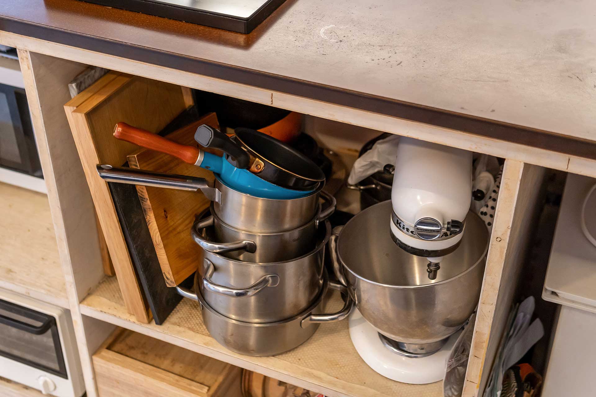 調理器具を出し入れしやすいよう収納棚はオープンに。