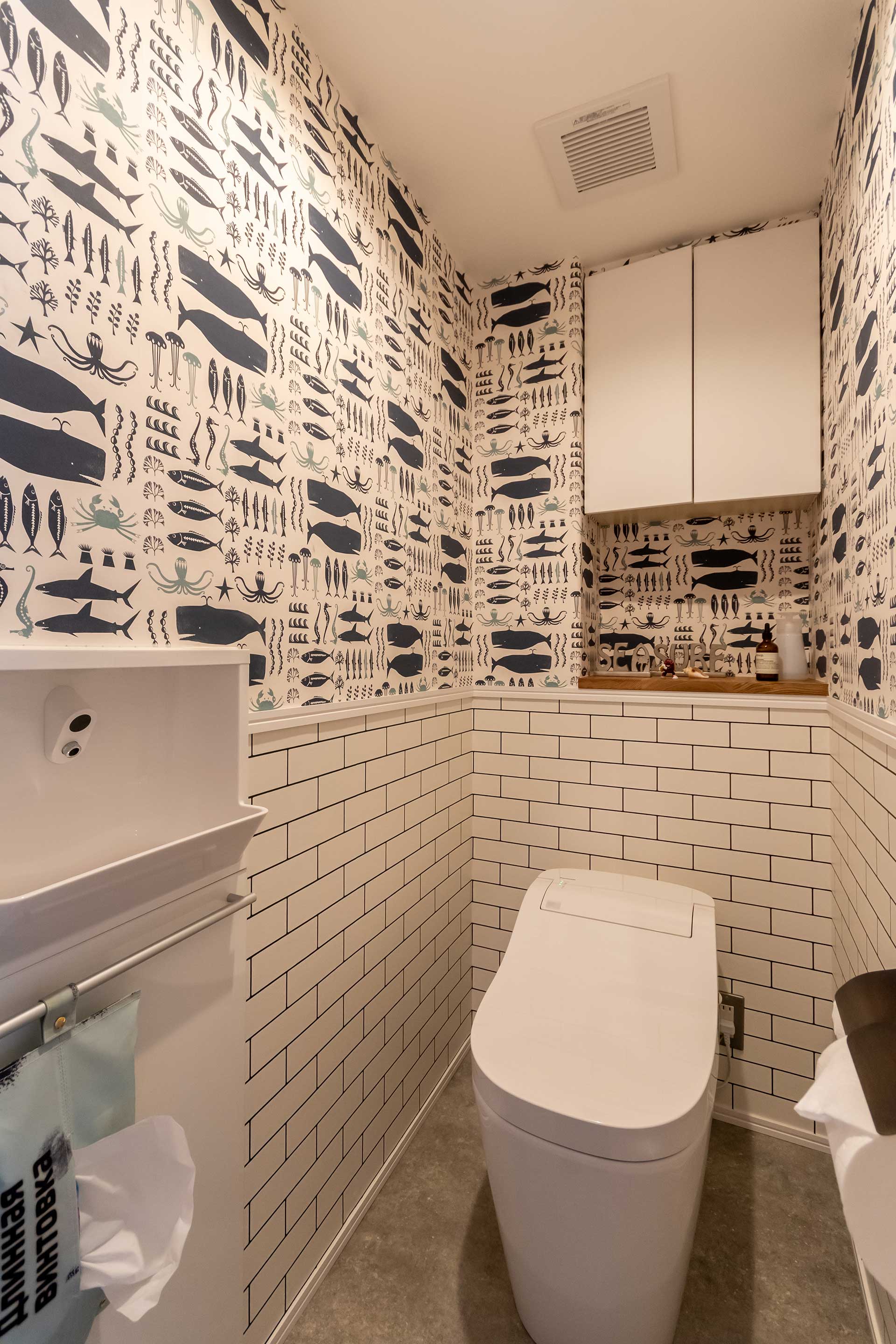 トイレには「WALPA」のクジラ柄の壁紙を。