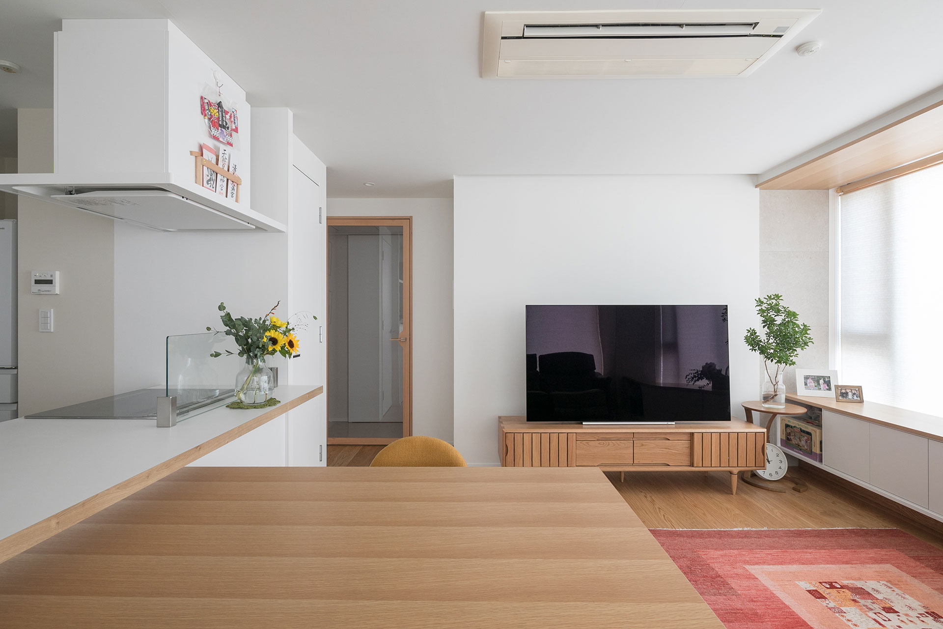 ダイニングテーブルやテレビボードなど温かみのある木製の家具が空間にマッチする。