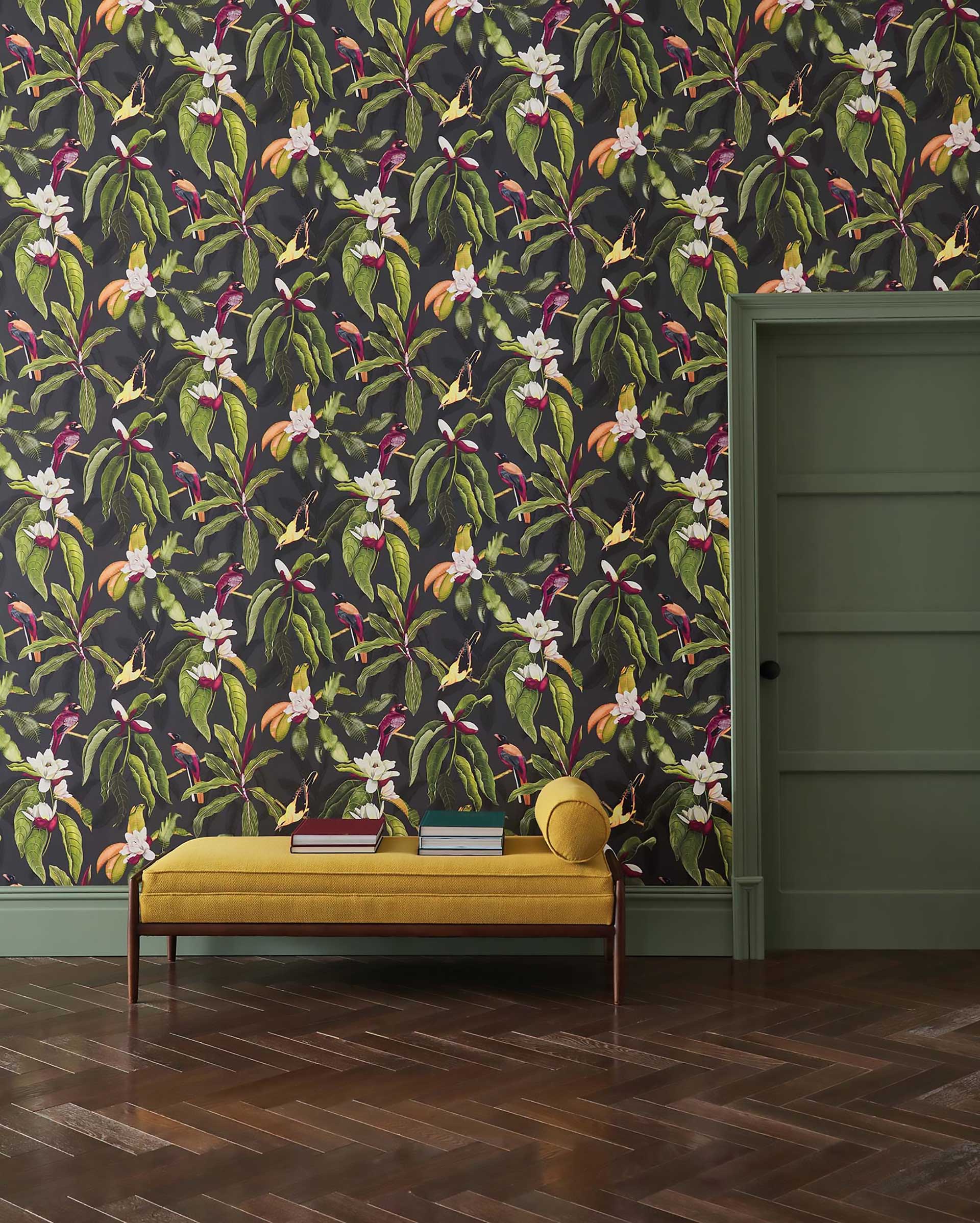 壁紙の中の一色を家具やドアに使ったコーディネイト。モクレンの木とエキゾチックな鳥を描いたデザイン／『OSBORNE&LITTLE』Michelia W7612-01