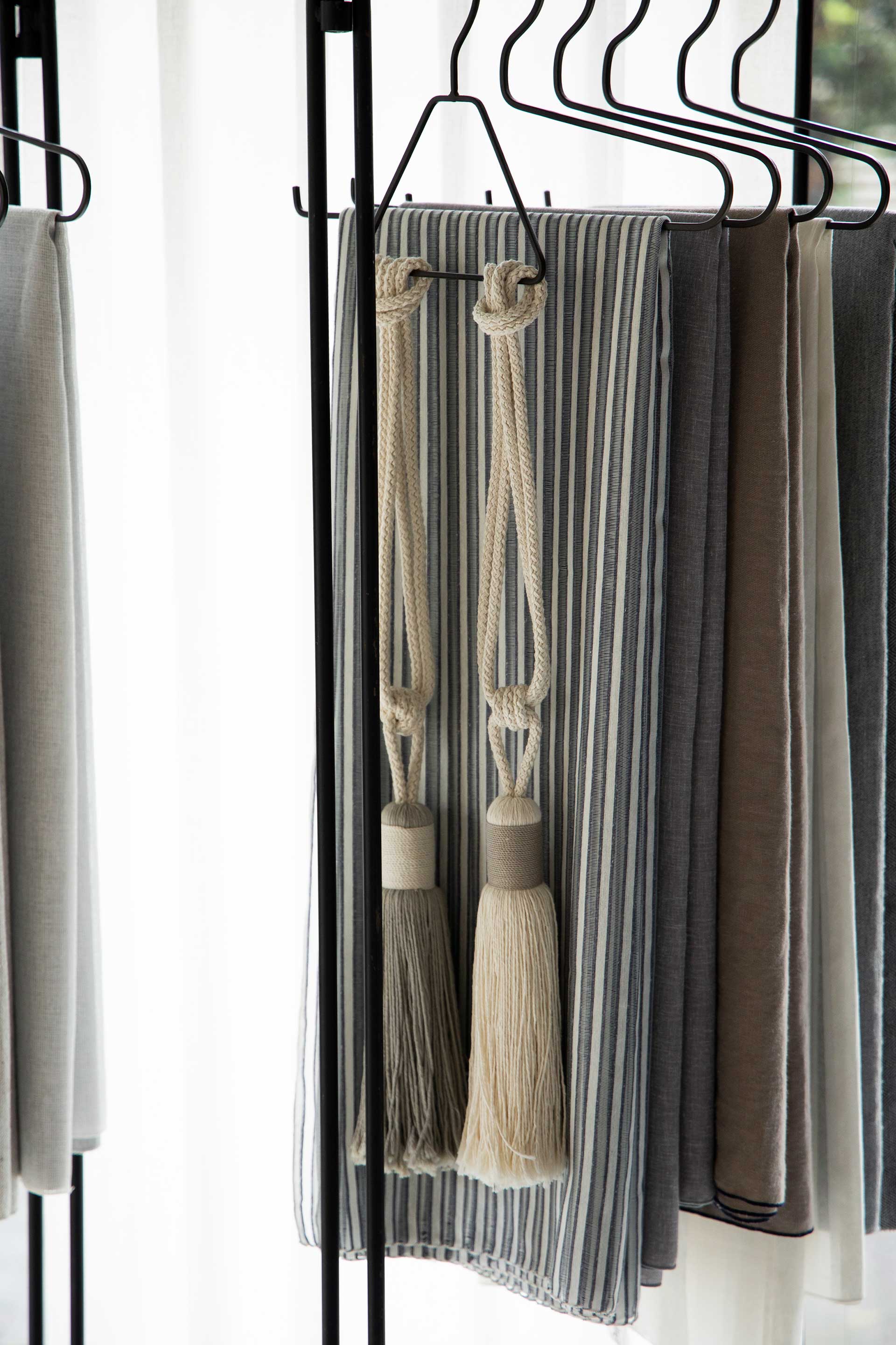 『ieno textile』では、厚手と薄手の２種類、30色柄の布を取り揃える。