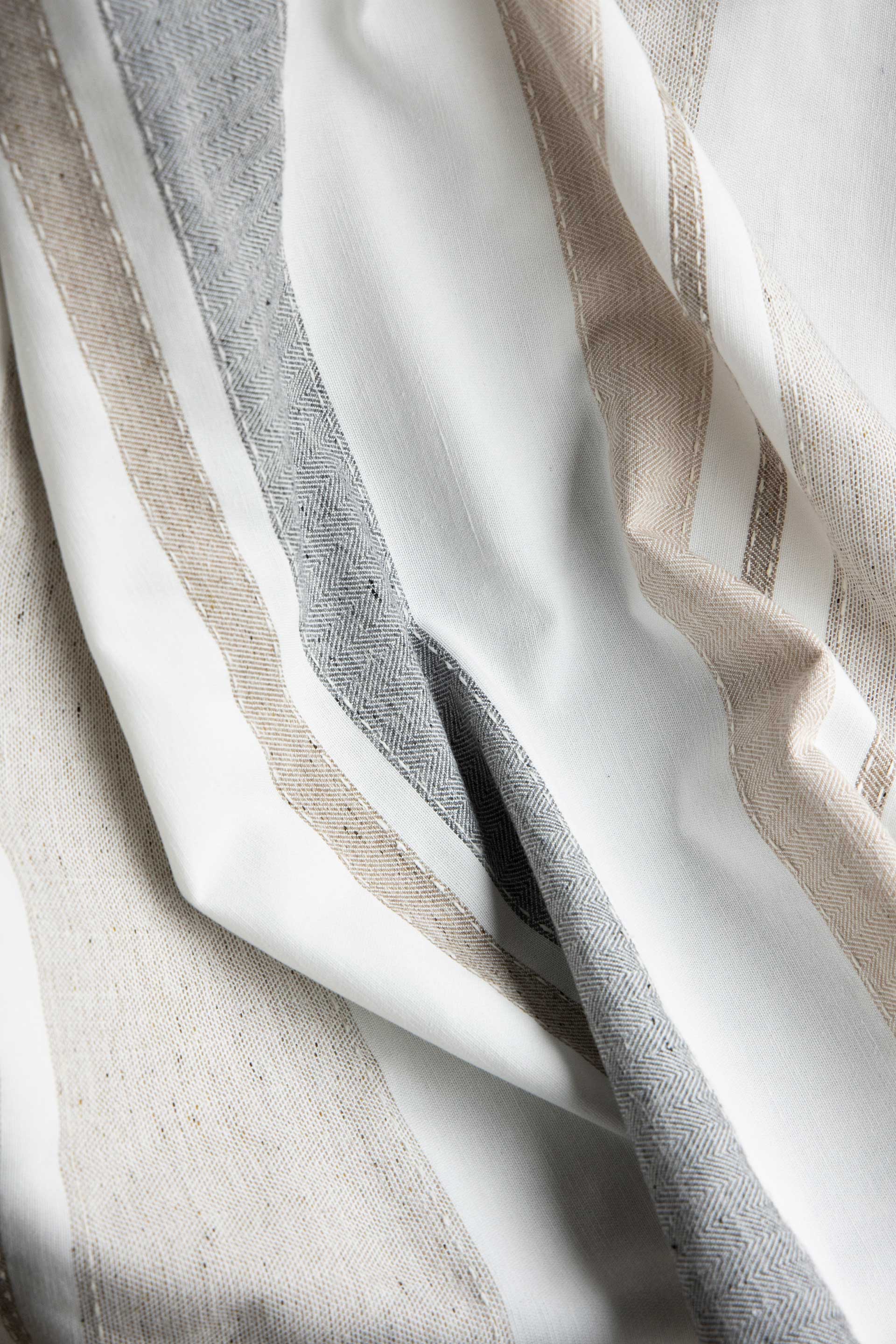 余った布から糸を作り、再利用した「BAUMKUCHEN」￥11,880 （税込）。しっとりと柔らかい質感に、ボーダー部分のヘリンボーン、刺繍のようなステッチがアクセント。