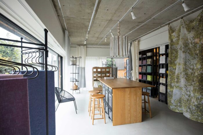 『ieno textile 』Atelier&Shopは来店予約制。空間に合わせた“14-23”の取り入れ方を提案してくれる。