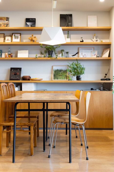 ダイニングテーブルとペンダントライトは『IDÉE』。収納棚も内装に合わせて岡野さんが設計し、知人の家具工場に直接依頼したもの。