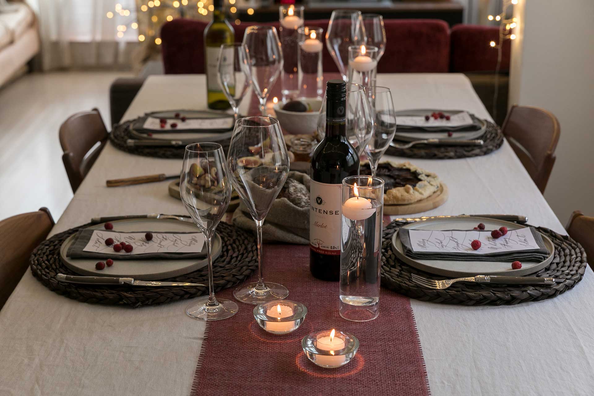 高さの違うフローティングキャンドルやワイングラスで、テーブルに立体感を持たせる。