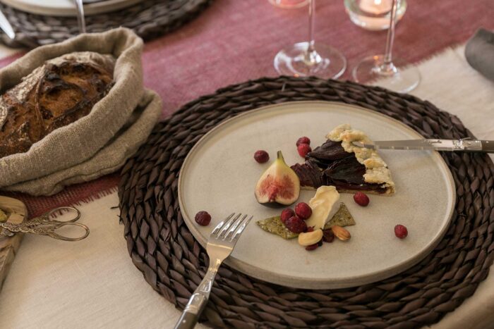 アンティパストの皿の赤玉ねぎのパイは、クセのあるチーズの隠し味が最高。