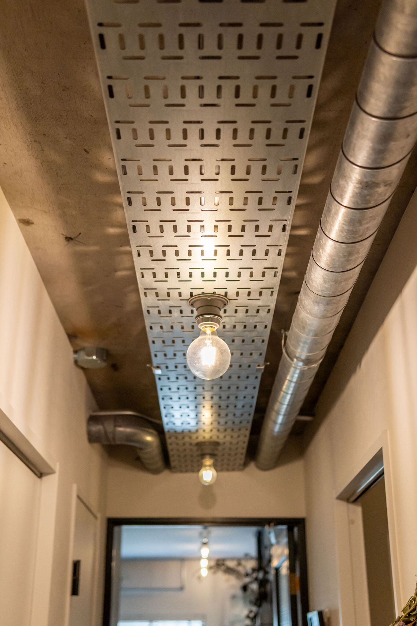 廊下の天井には、鋼製の足場板をはめて。