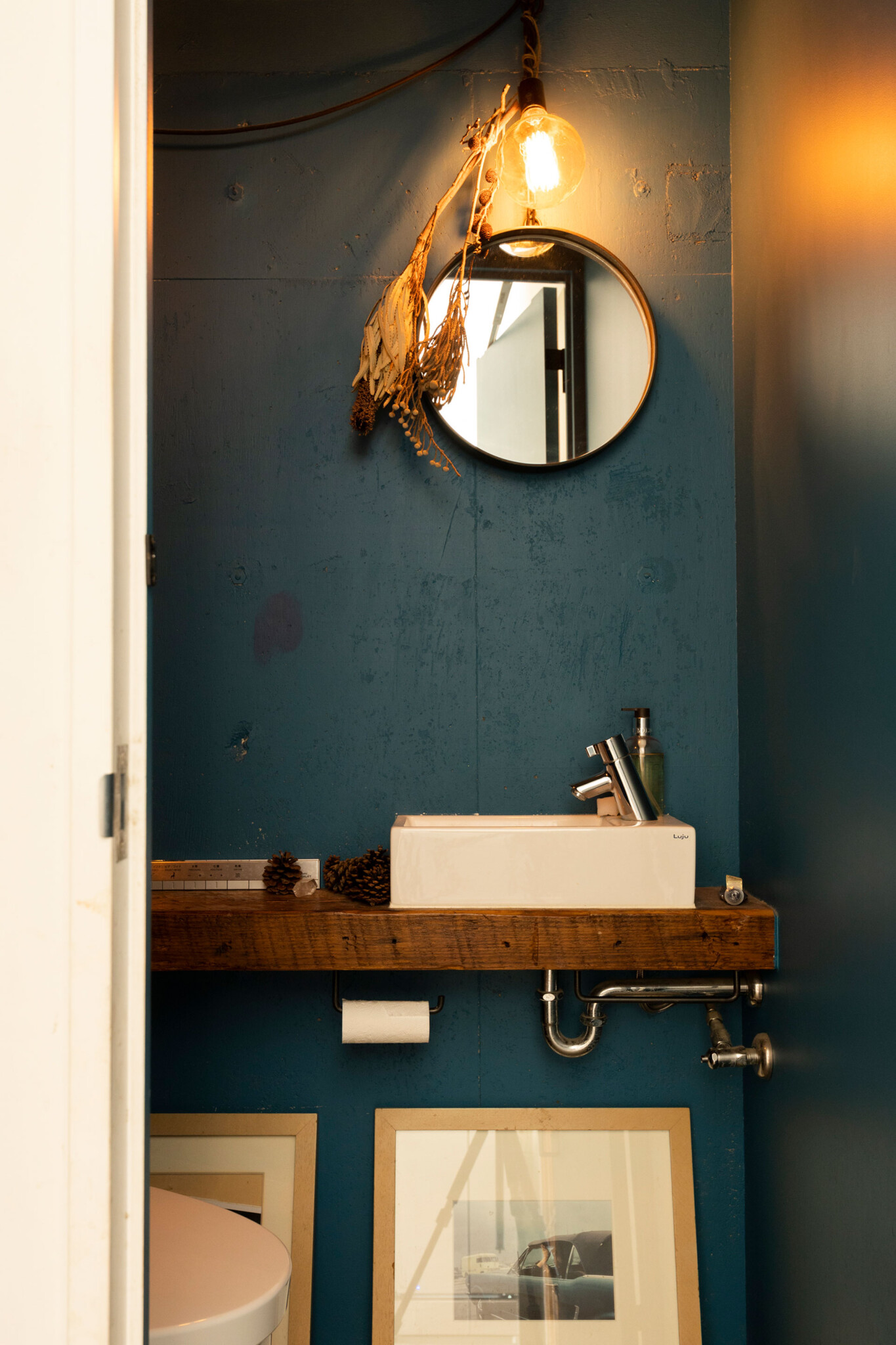 ブルーの壁紙を使ったトイレは、クラシカルな雰囲気。