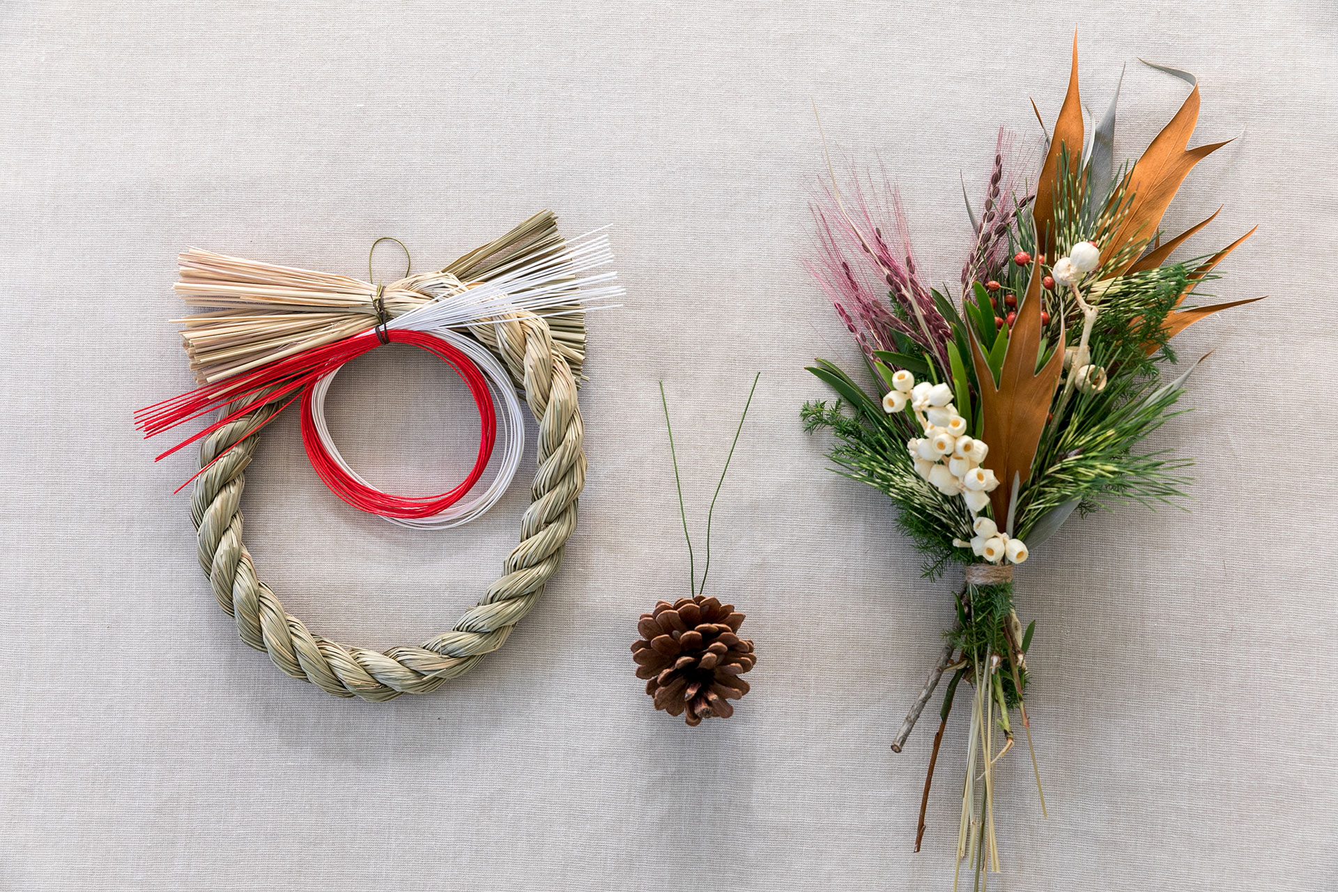 スワッグとしめ縄を別々に作る。２つを合わせればお正月のしめ飾りに。しめ縄を外せばスワッグだけ飾ることができる。