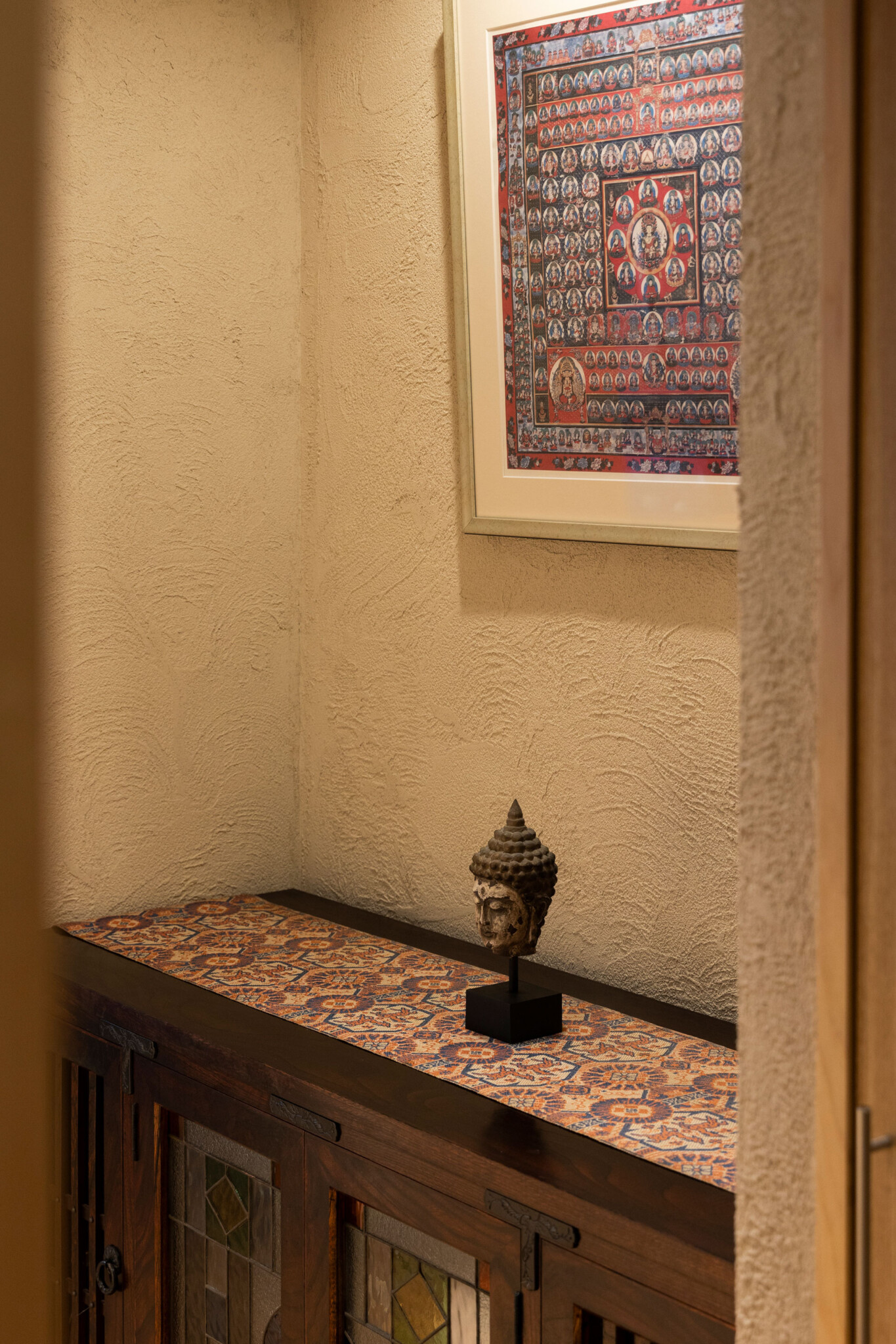 20年程前に購入したステンドガラス入りの岩谷堂箪笥の上に、バリのホテルで購入した仏陀の置物を飾る。