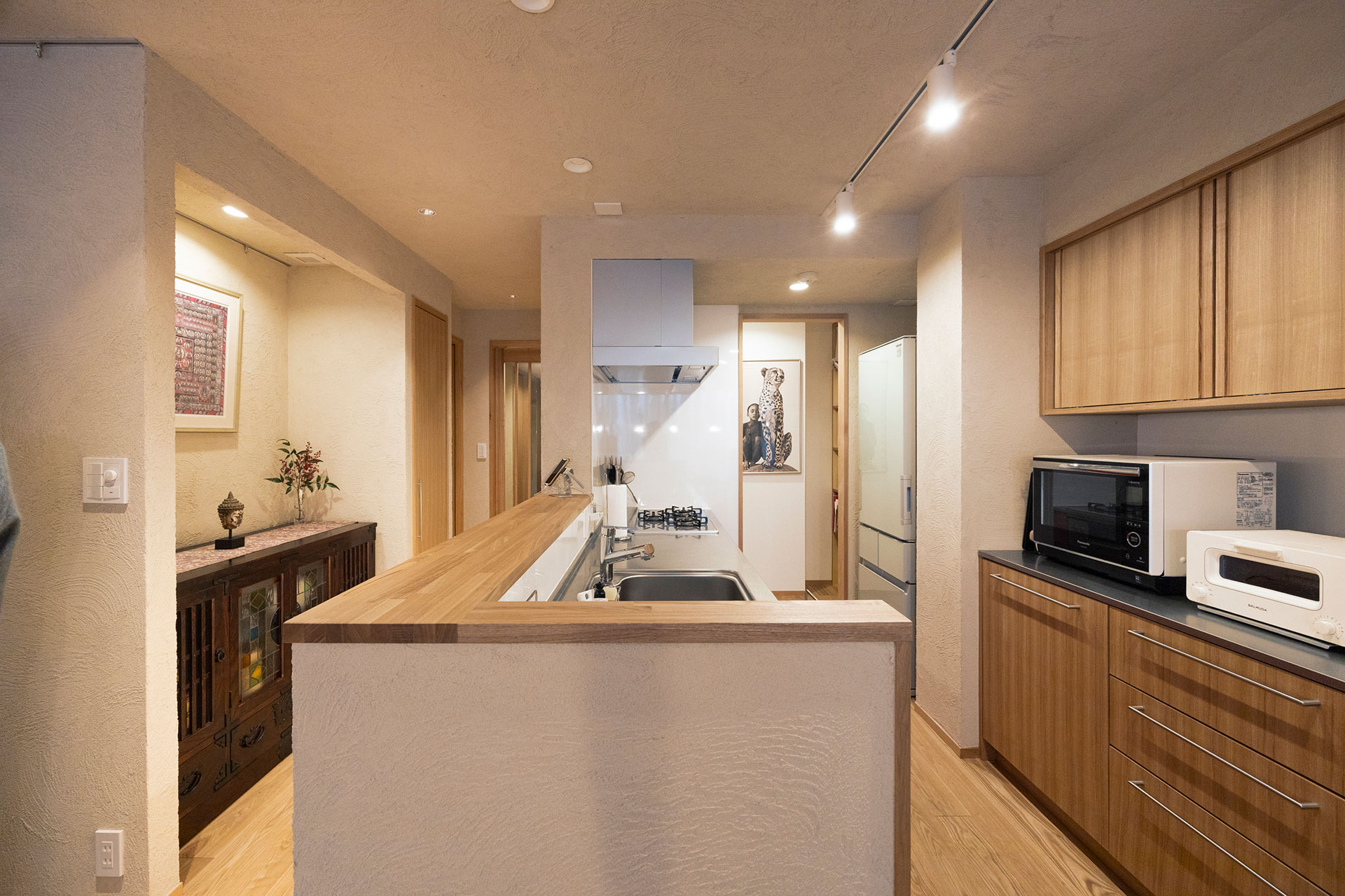 キッチンにはスポットライトを当てて、空間を演出。キッチン前のスペースは、岩谷堂箪笥に合わせて設計した。