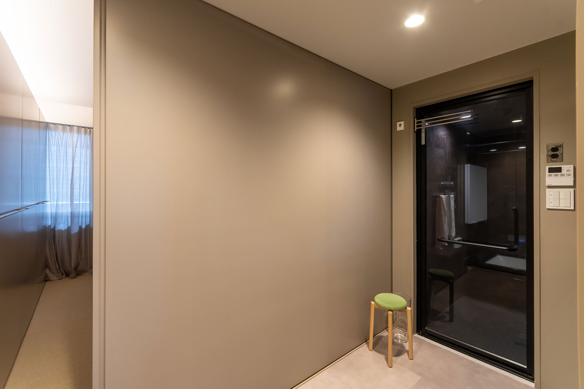 壁に収納された引き戸を引けば、個室にすることも可能。