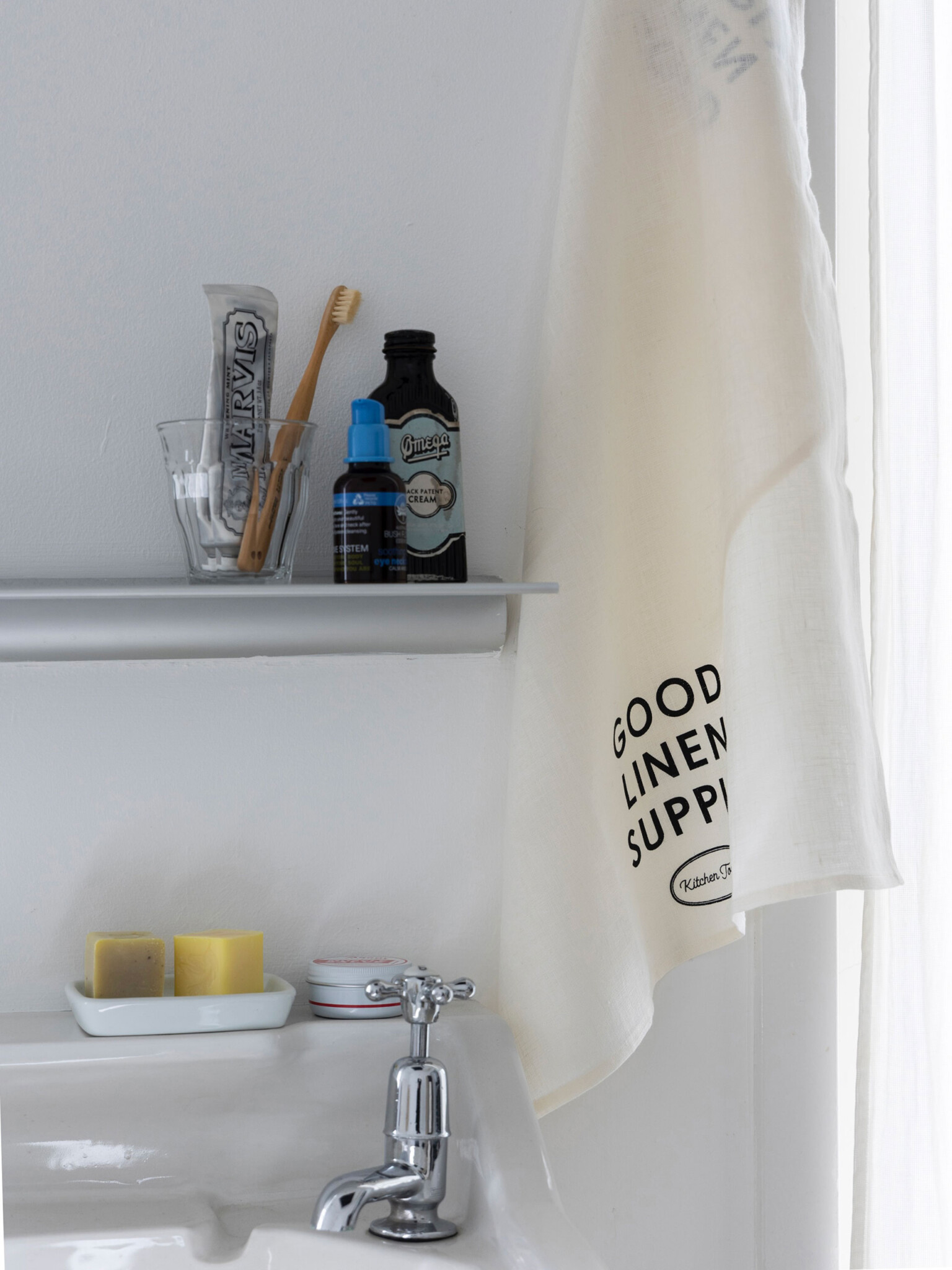 KITCHEN TOWEL (BLACK-LOGO) ¥2,860 シンプルなロゴデザインがおしゃれ。サニタリーの手拭き用タオルとしても活用できる。
