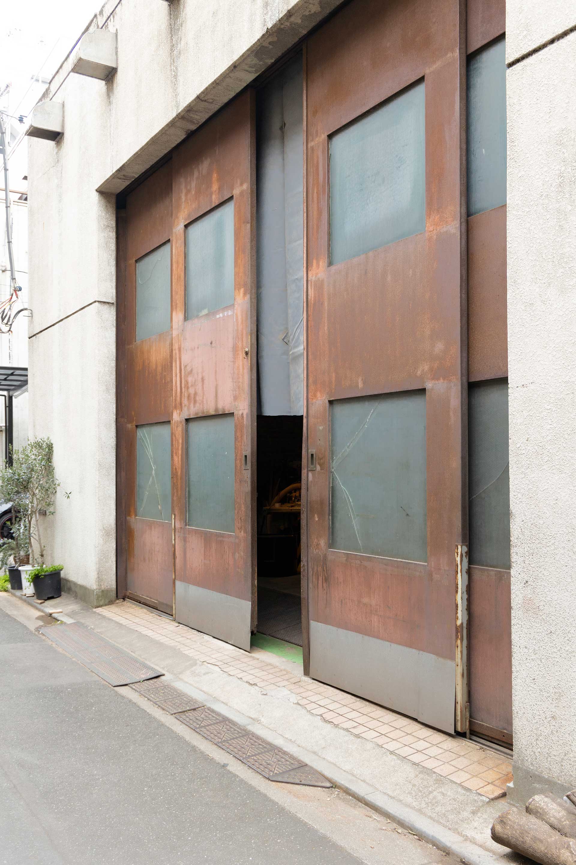 大きなアイアンの扉は、前の工場から使われていたもの。