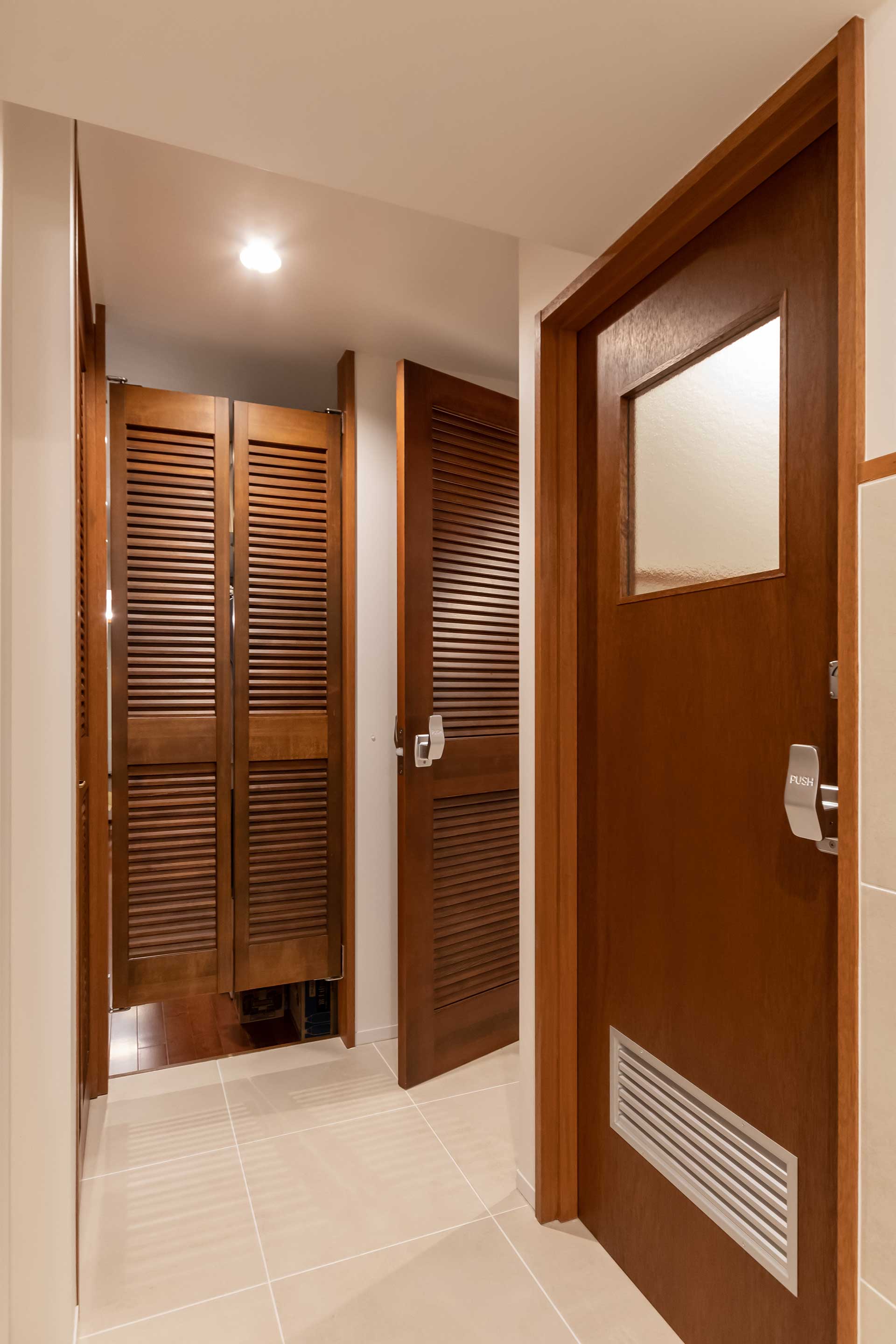 ドアなどの建具には染色塗装を施したラワン材を使用。