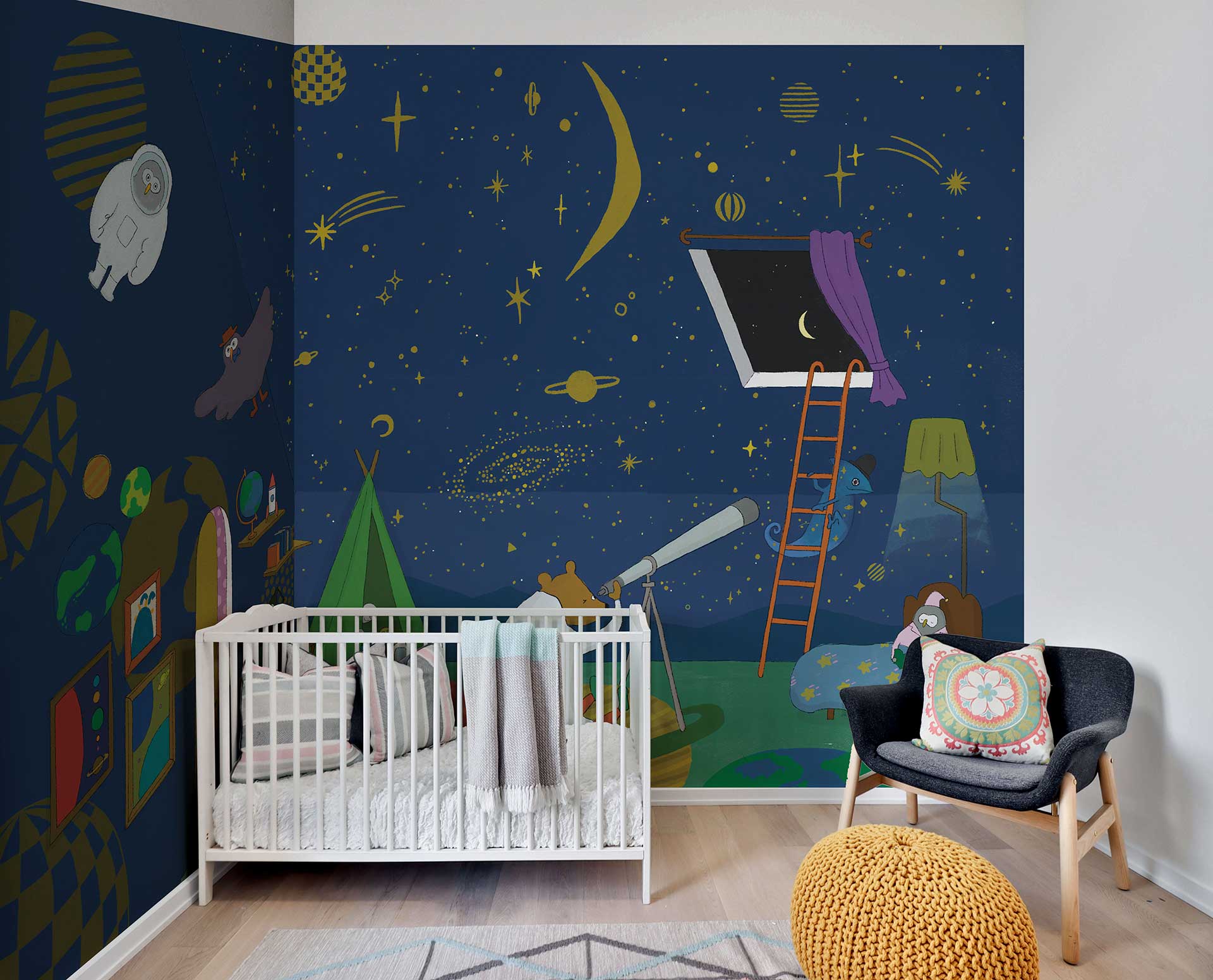 ベビーベッドを置いた部屋は星空を描いた落ち着いた壁紙を。夜空を見るのが大好きなクマが主人公の壁紙だ。