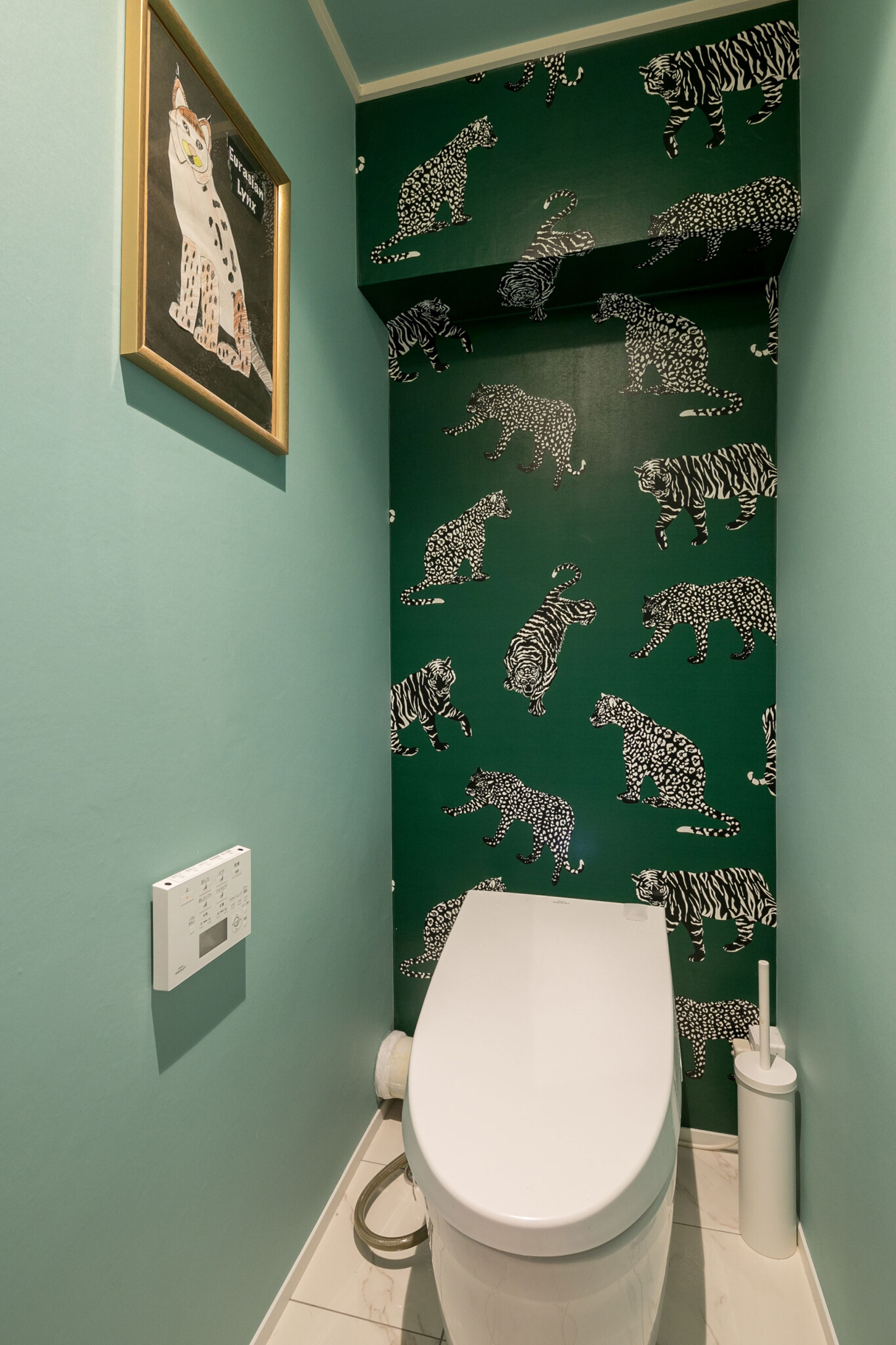 トラやヒョウが描かれた壁紙が目を引くトイレ。「狭い空間なので遊んでみました。以前のトイレもフラミンゴ柄の壁紙でした」 (ご主人) 。