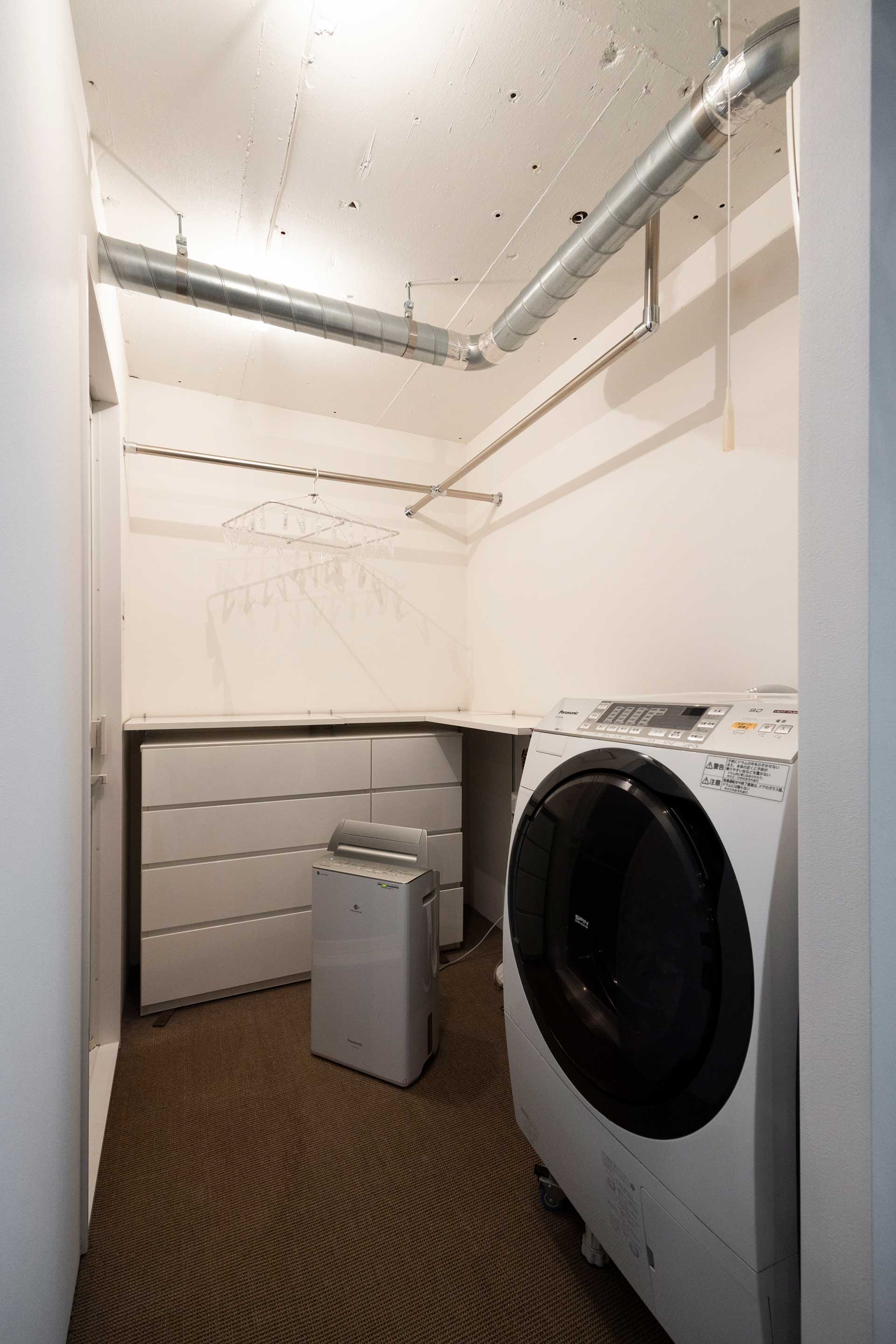 洗面台を外したことで広さが確保された脱衣所。洗濯ものは乾燥まで、すべてここで完結。