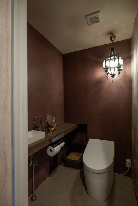 トイレの壁はボルドーのモールテックスで塗装。「どこかに使いたかった」モロッコランプを取り付けた。