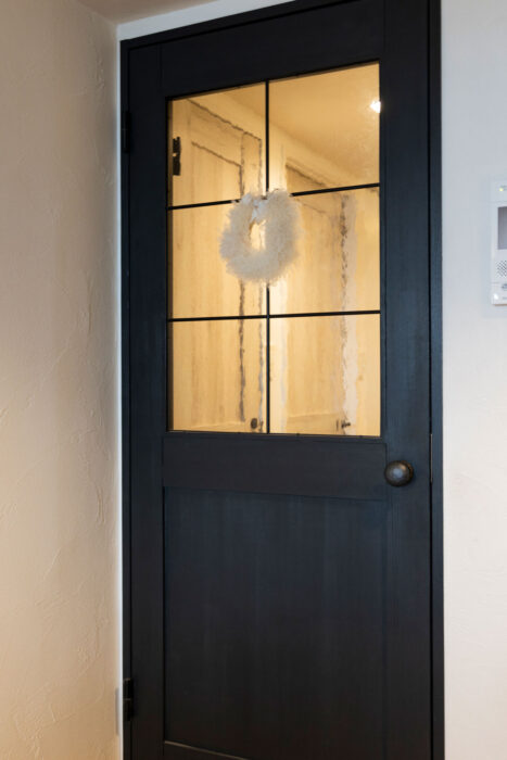 ドアはLOHAS studioオリジナル建具をベースにアレンジ。入居後も、細かくアフターフォローをしてくれる。