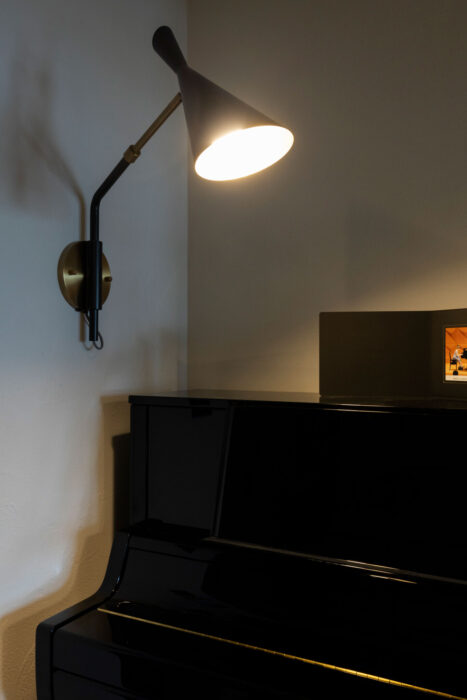 お嬢さんのためのピアノスペースも確保。照明はART WORK STUDIOのもの。