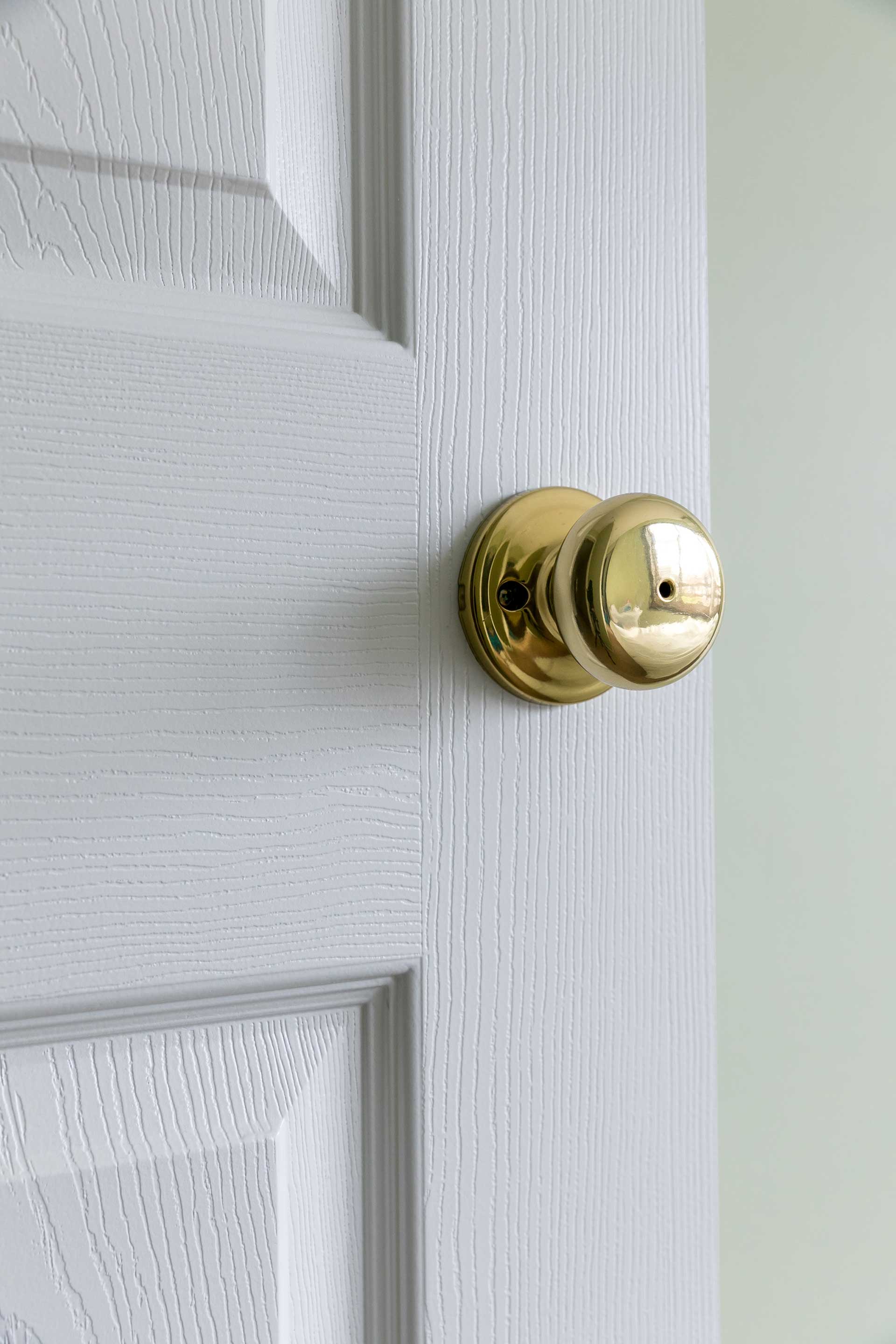 白いドアのノブは、米国KWIKSETのゴールドのもので統一している。