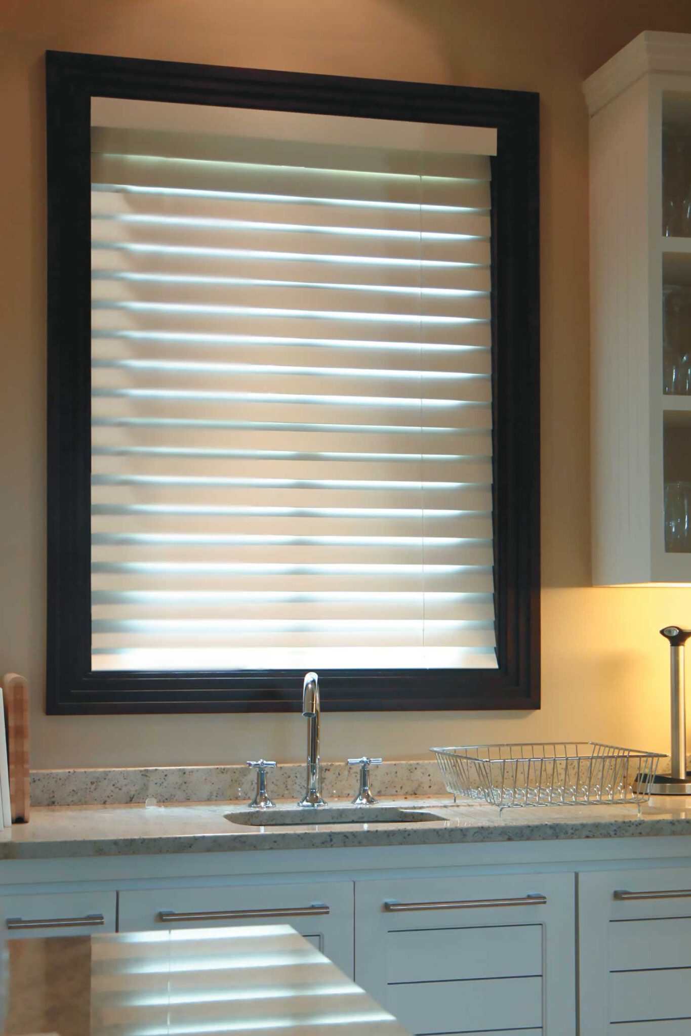 グランドウッドブラインドは耐水機能つき。キッチンやお風呂場の窓にも。