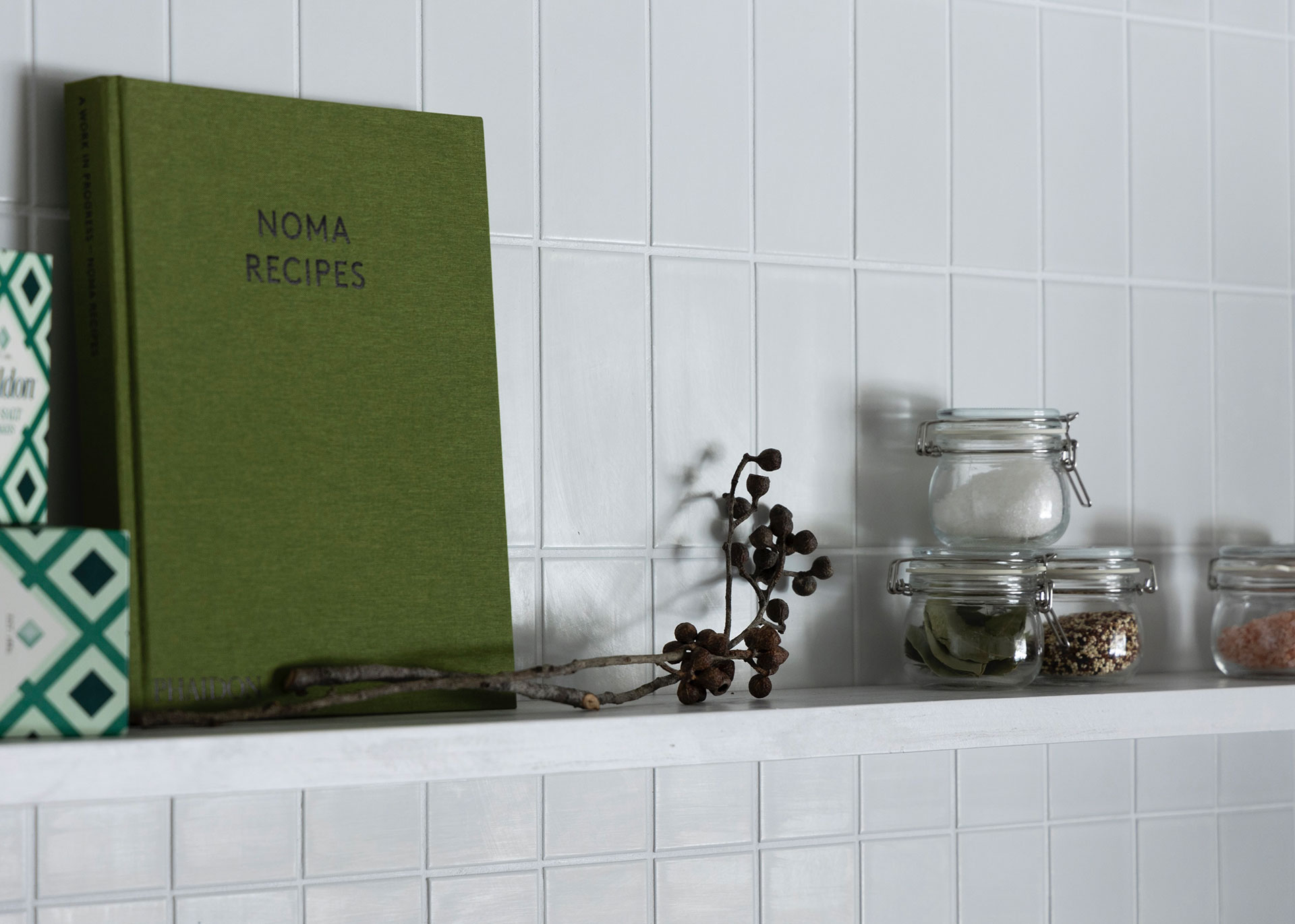 キッチン用品の間に、ドライフラワーやレシピ本を添える。ドライフラワーは、さり気なく横に飾るのがコツ。