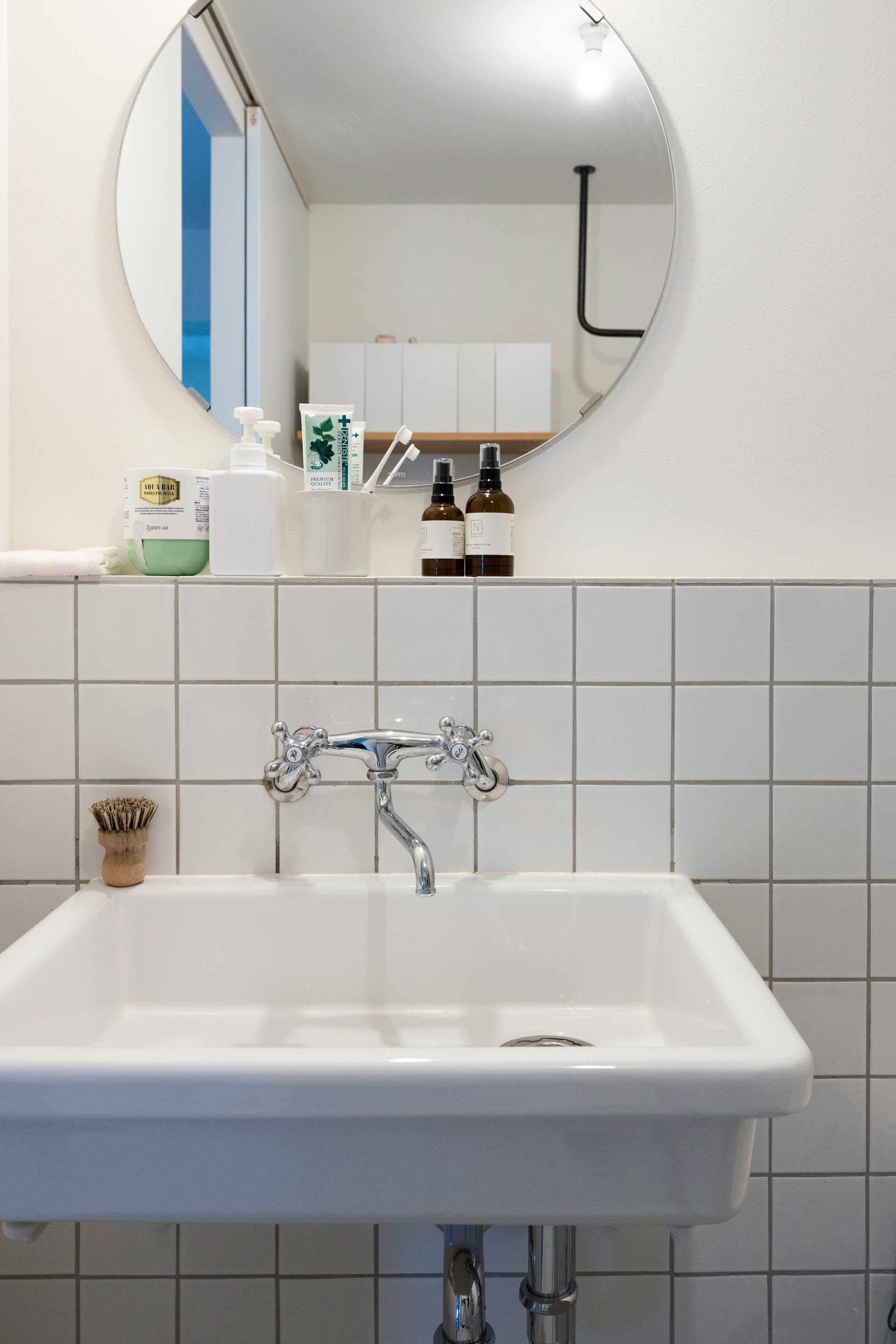 トイレとサニタリーは一体化させて、清潔感のある白いタイル貼りに。シンクは使いやすい実験用を採用。