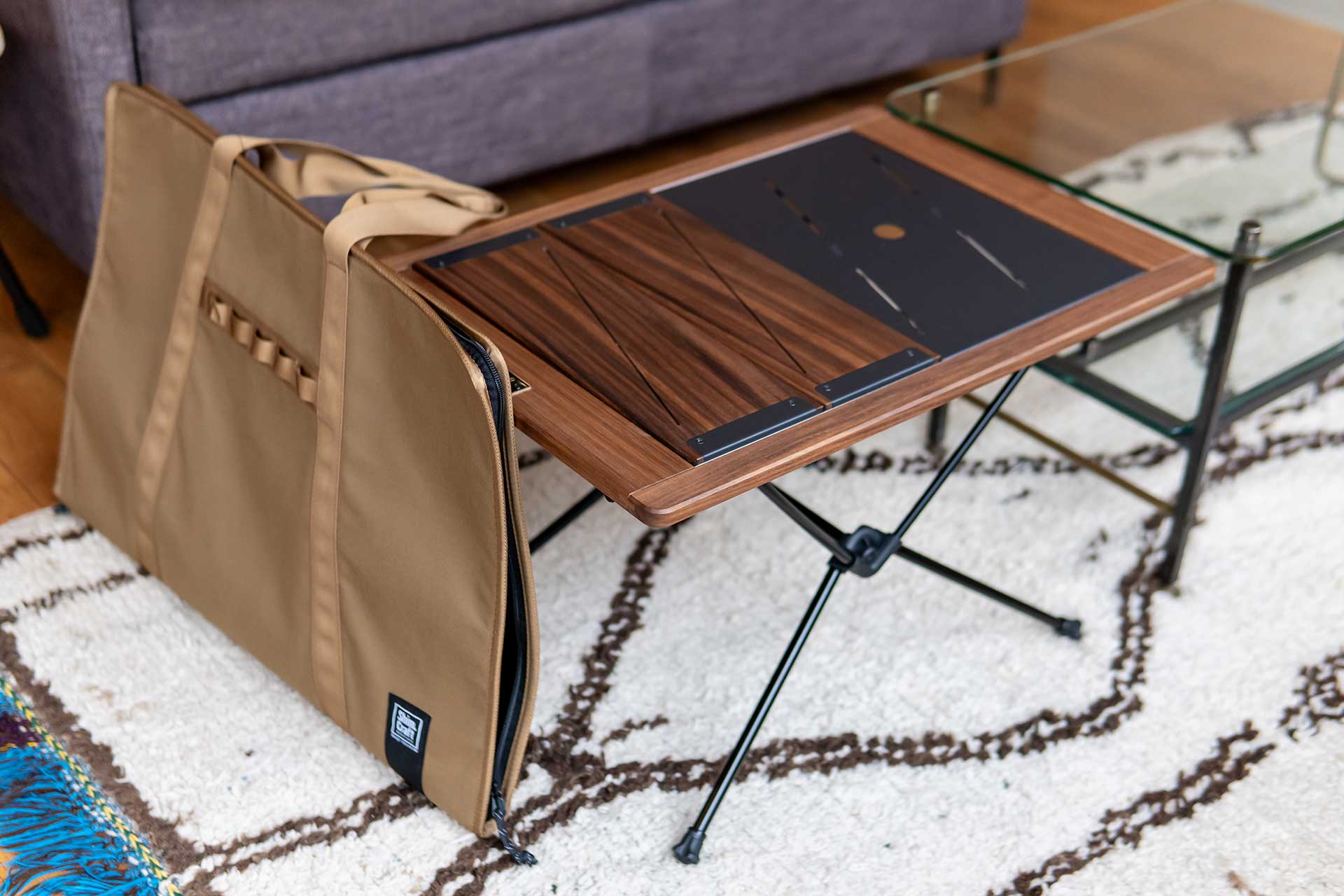 天板を外してバーナーをはめ込むことができるテーブルは、ガレージブランド「Shim.Craft」のもの。